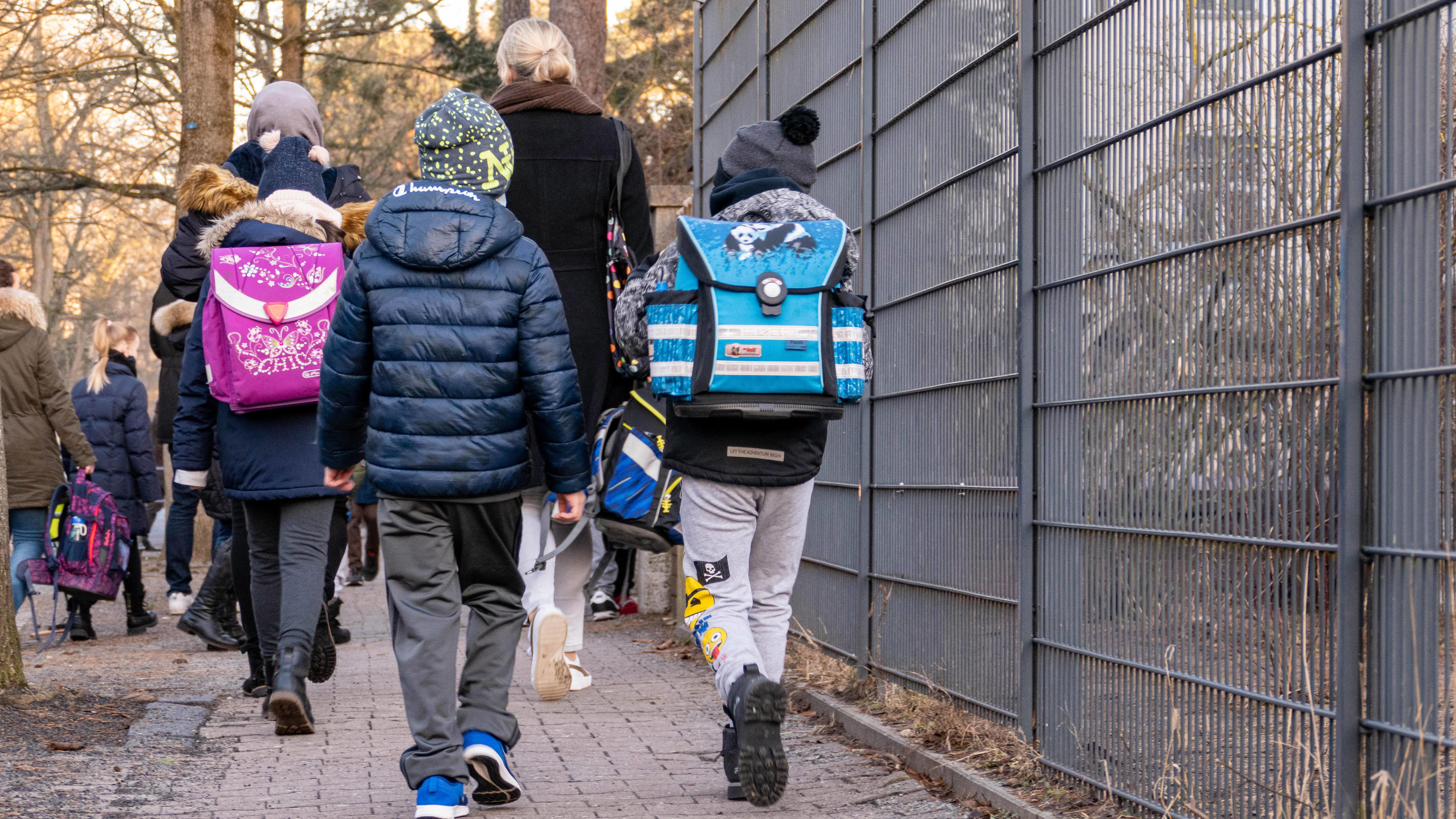 Schutz vor Coronavirus: Schwächen wir damit unser Immunsystem? Grundschüler werden mit Erwachsenen auf ihrem Weg zur Schule begeleitet.