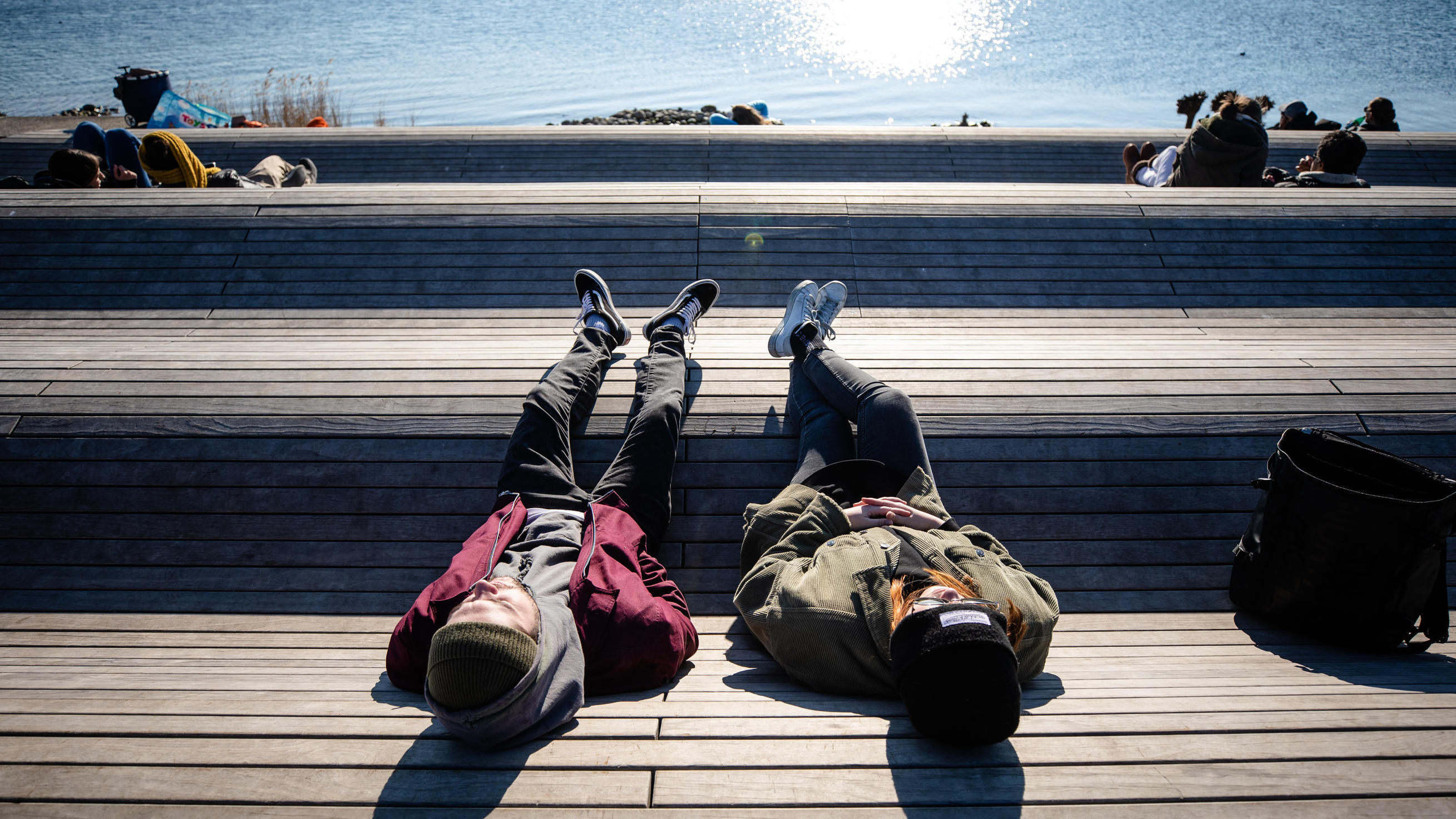 Wetter macht langsam auf Frühling: Mehr Sonne und steigende Temperaturen dpatopbilder - 28.02.2021, Baden-Württemberg, Überlingen: Ein junges Paar genießt am Bodensee das schöne Wetter. Foto: Christoph Schmidt/dpa +++ dpa-Bildfunk +++