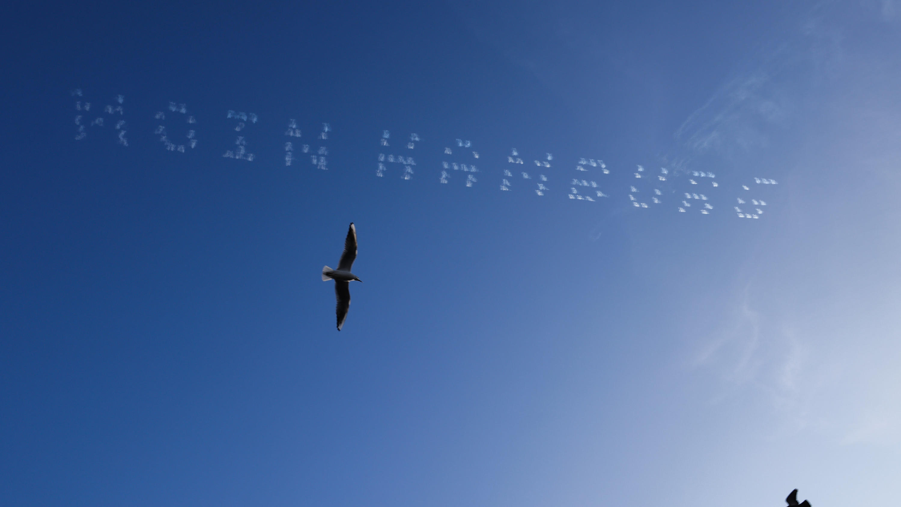 Mysteriöse Botschaft am Hamburger Himmel 01.03.2021, Hamburg: Der Schriftzug «Moin Hamburg» ist am Himmel über der Reeperbahn zu lesen. Im Rahmen einer Werbeaktion für einen Streamingdienst flogen 5 Flugzeuge in einer Höhe von ungefähr 3.000 Metern und schrieben Worte in den Himmel. Foto: C