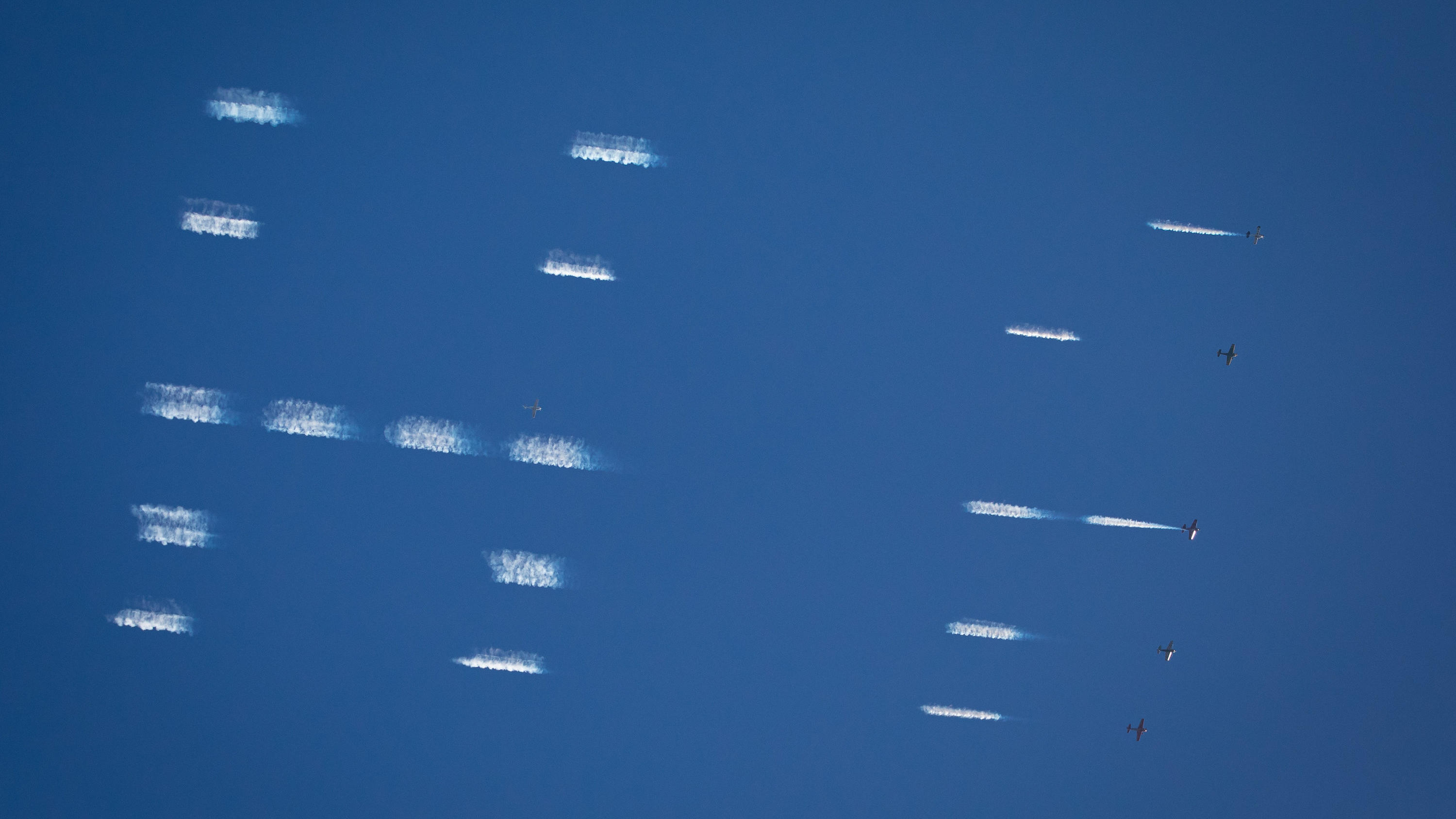 Mysteriöse Botschaft am Hamburger Himmel 01.03.2021, Hamburg: Flugzeuge schreiben eine Werbebotschaft in den Himmel über der Reeperbahn. Im Rahmen einer Werbeaktion für einen Streamingdienst flogen 5 Flugzeuge in einer Höhe von ungefähr 3.000 Metern und schrieben Worte in den Himmel. Foto: