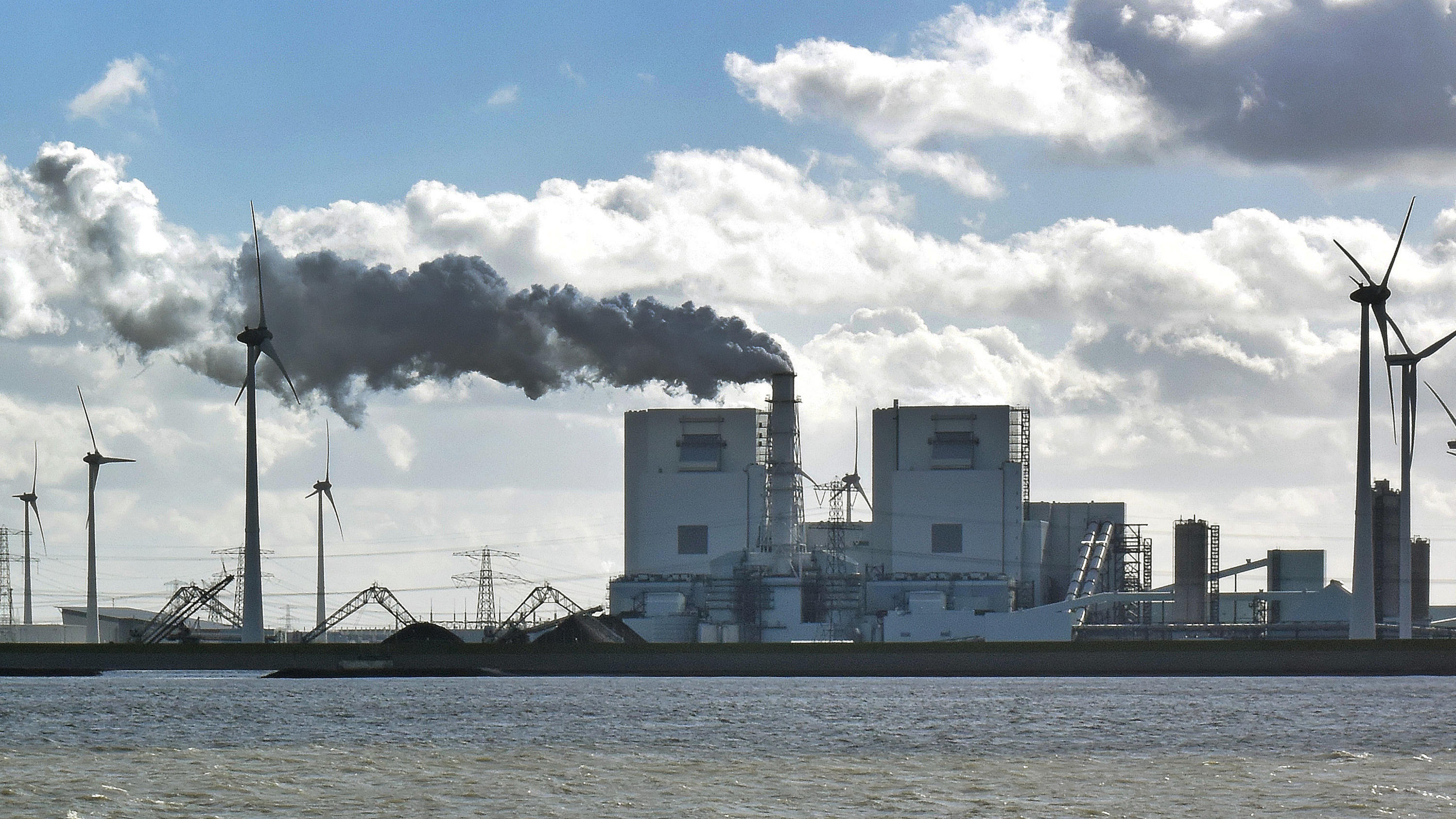 Energiecharta-Vertrag: Vattenfall verklagt uns wegen Atomausstieg Das RWE-Kraftwerk Eemshaven: RWE verklagt die Niederlande wegen des Kohleausstiegs.