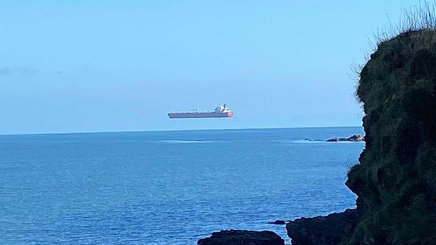 Deshalb schweben Schiffe in Cornwall jetzt durch die Luft Das Schiff scheint wegen eines seltenen Naturphänomens zu schweben.