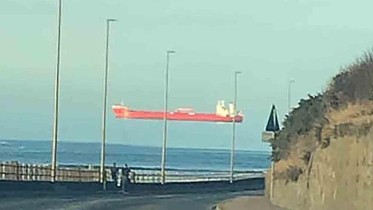 Deshalb schweben Schiffe in Cornwall jetzt durch die Luft Dieses Bild machte Colin McCallum von der Fata Morgana.