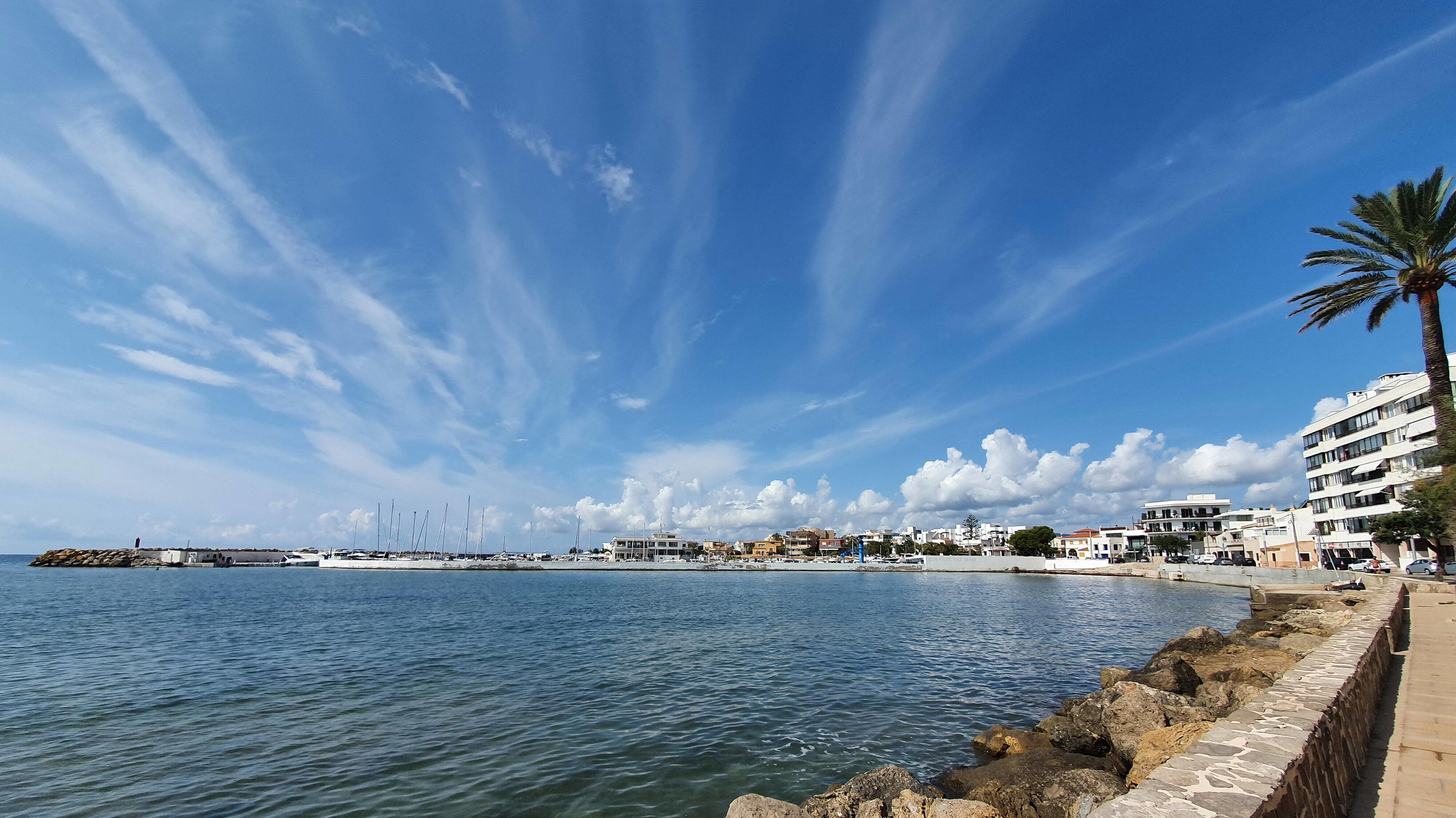 Kreuzfahrten 2021: Was die großen Reedereien für den Saison-Start planen Themenfoto: Corona, Urlaub, Mallorca, 22.09.2020 Die Bucht der Playa de Palma Mallorco mit dramatischen Wolken, Themenfoto: Corona, Urlaub, Mallorca - Jogi/Eibner-Pressefoto *** Theme photo Corona, vacation, Mallorca, 22 09 2020 The bay of the Playa