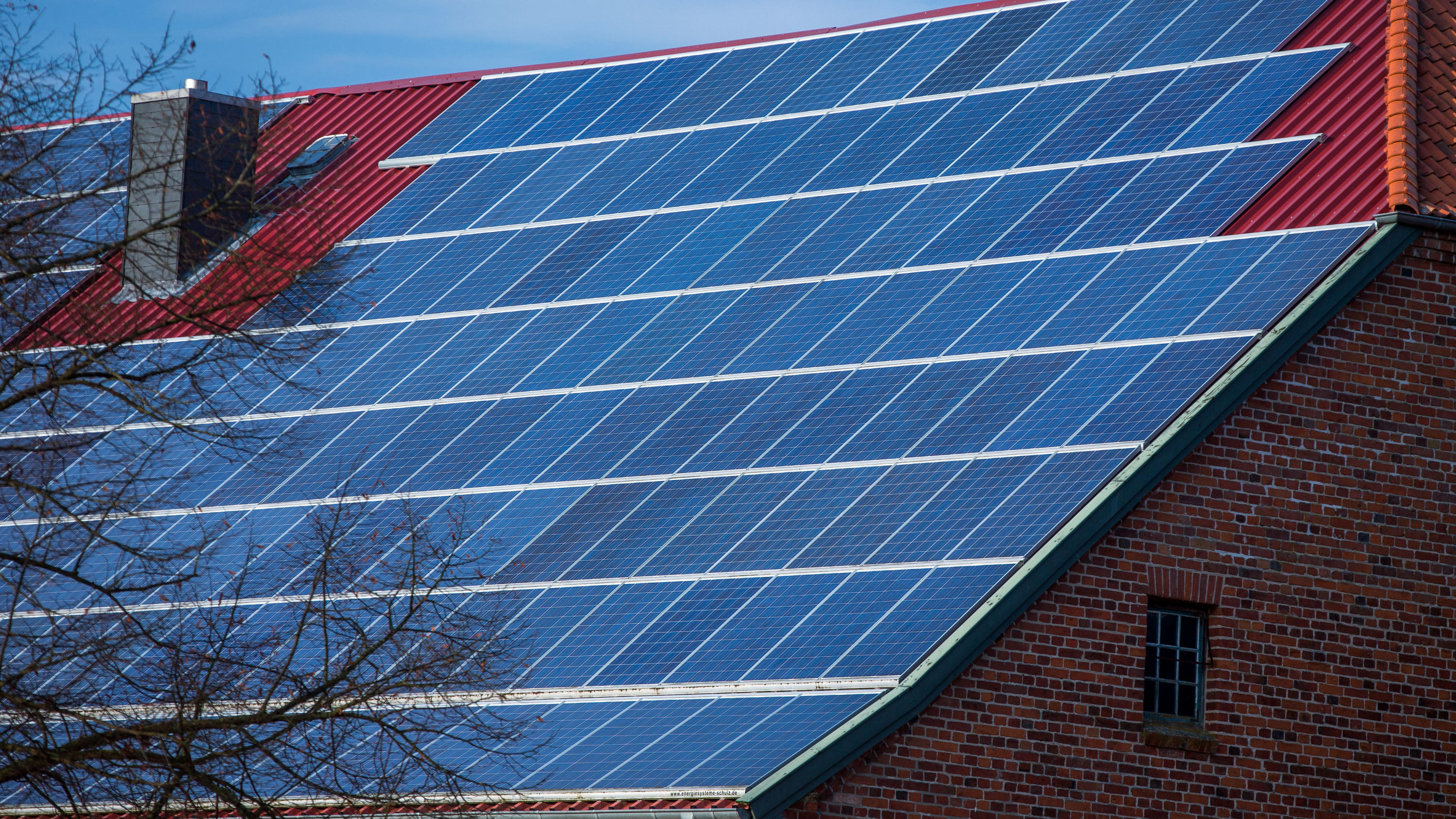 Deutschland erreicht Klimaziele dank Corona-Lockdown ARCHIV - 05.11.2015, Mecklenburg-Vorpommern, Plüschow: Solaranlagen sind auf einem Bauernhaus in Plüschow (Mecklenburg-Vorpommern) zu sehen. (zu dpa «Linke legt Entwurf für Klimaschutzgesetz vor: MV 2050 klimaneutral» vom 24.01.2021) Foto: Jens Büttn