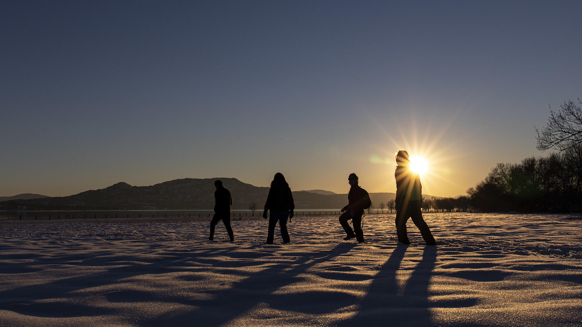 Europawetter: Kaltluft bringt den Schnee bis runter nach Spanien dpatopbilder - 16.01.2021, Spanien, Madrid: Eine Gruppe spaziert um den Stausee Santillana, auch bekannt als Stausee Manzanares el Real, nach dem Sturmtief «Filomena». Foto: Rafael Basante/EUROPA PRESS/dpa +++ dpa-Bildfunk +++