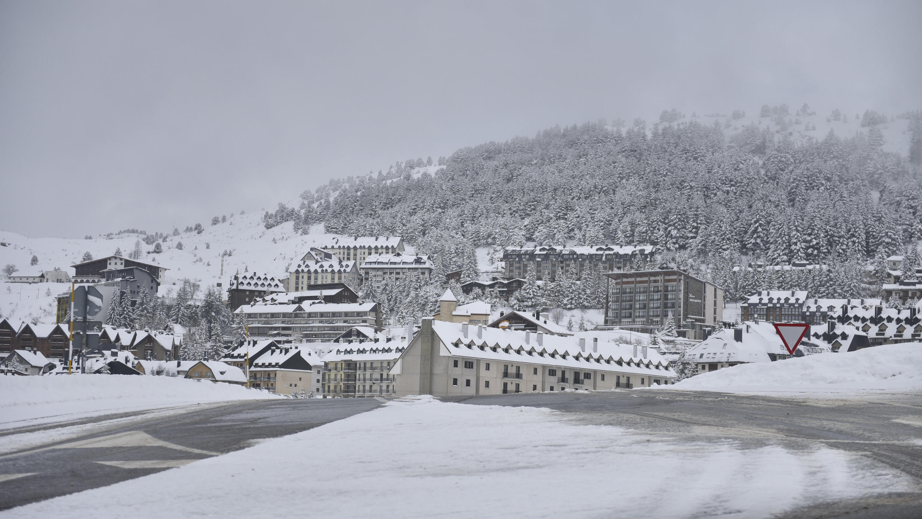 Europawetter: Kaltluft bringt den Schnee bis runter nach Spanien 29.12.2020, Spanien, Huesca: Blick auf das Skigebiet Astun. Astun ist derzeit das einzige geöffnete Skigebiet in den aragonesischen Pyrenäen. Foto: Veronica Lacasa/EUROPA PRESS/dpa +++ dpa-Bildfunk +++