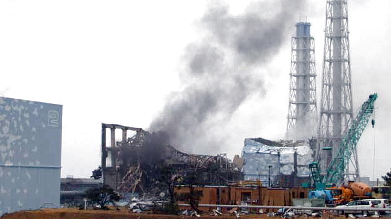 DAS sind die größten Bremser beim Klimaschutz ARCHIV - Japan hat die Gefahr des Atomstörfalls im Kraftwerk Fukushima (Aufnahme vom 21.03.2011 zeigt Rauch, der aus dem von einer Wasserstoffexplosion zerstörten Reaktorblock 3 aufsteigt) auf die höchste Stufe angehoben. Das gab die Atomaufsichtsbeh
