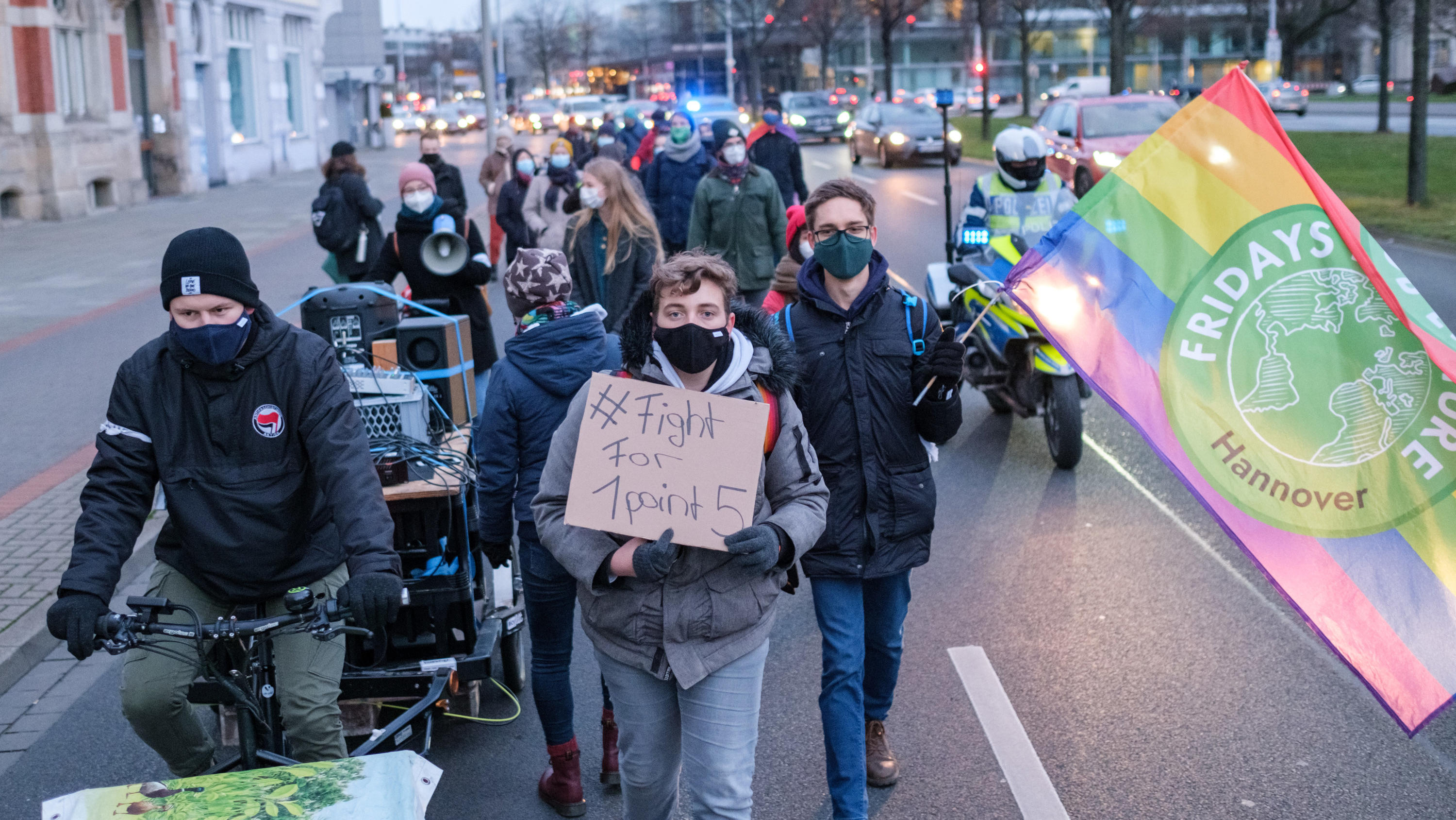Klimawandel und die Folgen für das Wetter: Dürren und Hochwasser ARCHIV - 11.12.2020, Niedersachsen, Hannover: Aktivisten der Klimabewegung ·Fridays for Future· demonstrieren zum globalem Streikttag mit einem «Walk of Shame» in der Innenstadt. Sie fordern von der Politik im Umgang mit dem Klimawandel dieselbe Ents