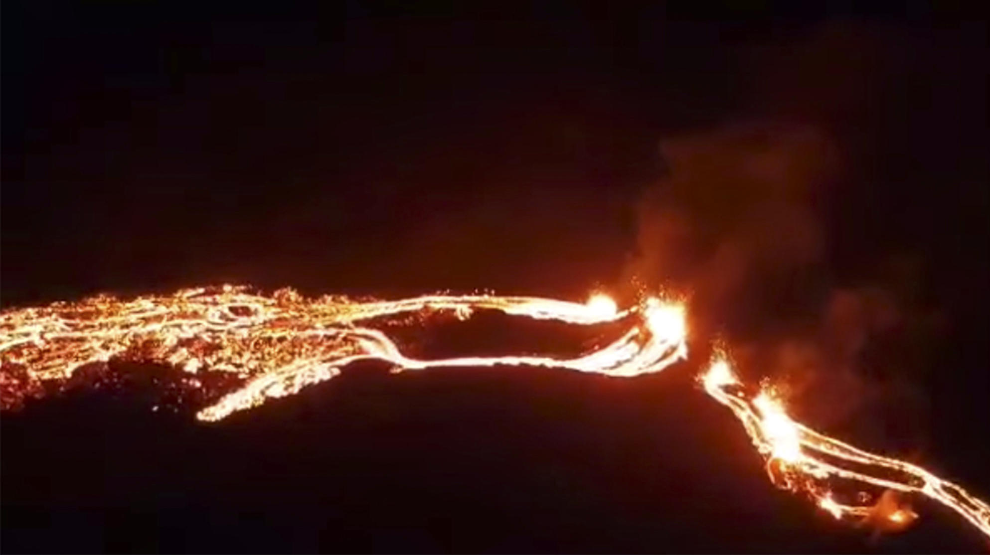 Vulkanausbruch in Island weckt Erinnerungen 19.03.2021, Island, Reykjanes: Dieses vom isländischen Met Office zur Verfügung gestellte Foto zeigt eine Eruption des Vulkans Fagradalsfjall auf der Reykjanes-Halbinsel im Südwesten Islands unweit der Hauptstadt Reykjavik. Foto: -/Icelandic Met Offi