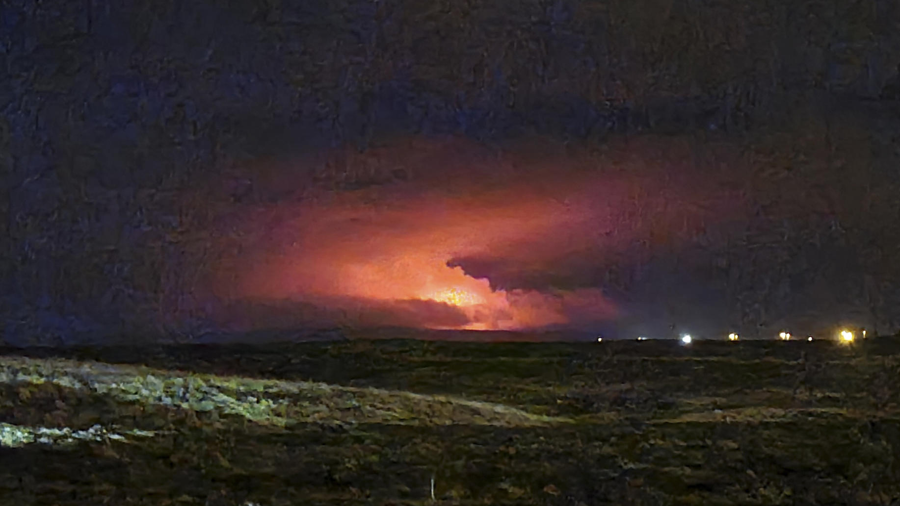 Vulkanausbruch in Island weckt Erinnerungen 19.03.2021, Island, Reykjanes: Der Nachthimmel leuchtet nach dem Ausbruch des Vulkans Fagradalsfjall auf der isländischen Halbinsel Reykjanes unweit der Hauptstadt Reykjavik. Foto: Hildur Hlín Jónsdóttir/AP/dpa +++ dpa-Bildfunk +++
