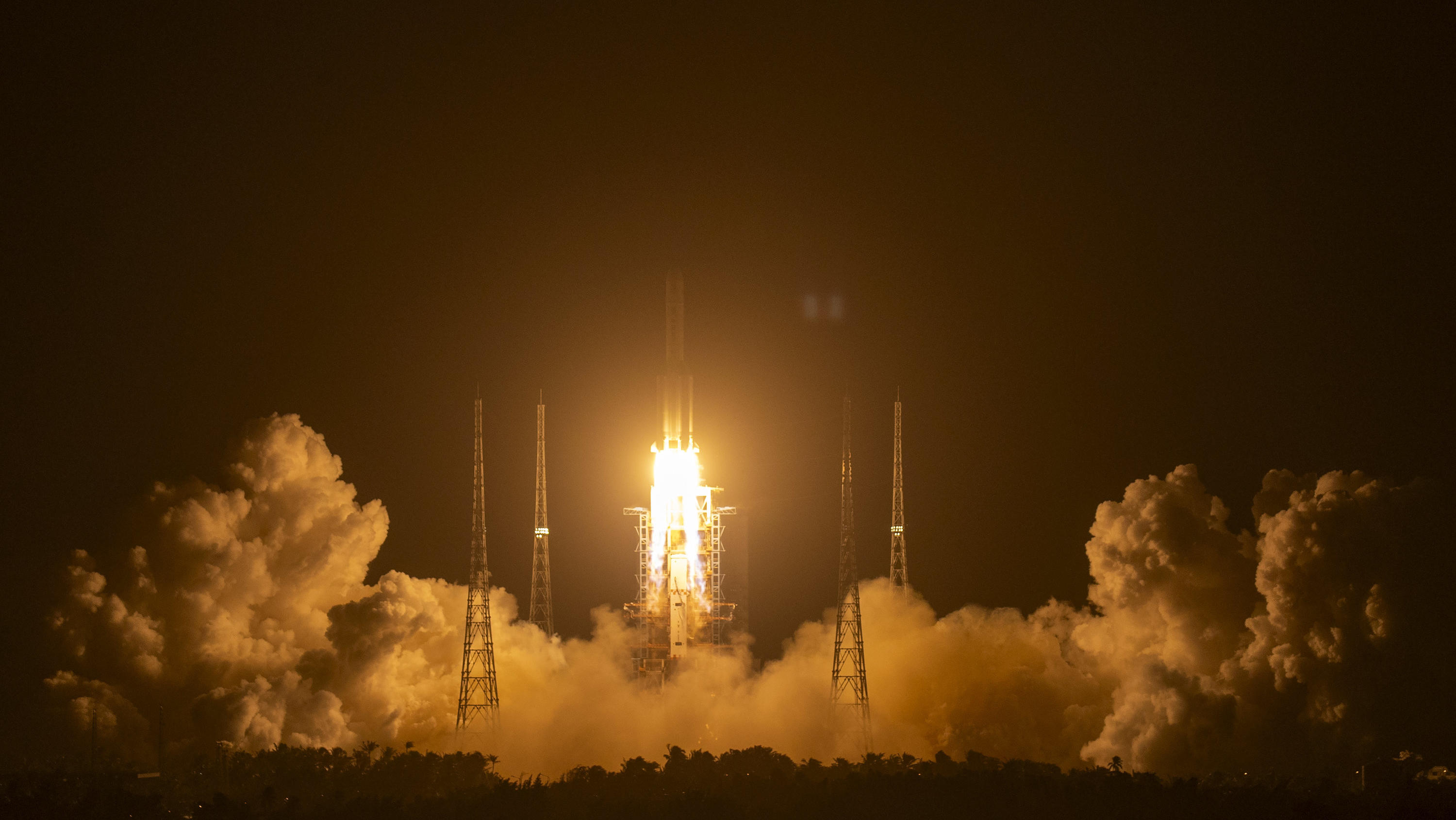 Leben auf dem Mars: Bakterien können es möglich machen ARCHIV - 24.11.2020, China, Wenchang: Eine Rakete vom Typ «Langer Marsch 5», die das Raumschiff «Chang'e 5» auf den Weg zum Erdtrabanten bringen sollte, startet auf der Startrampe des Wenchang Space Launch Center. China dürfte mit dem Raumschiff «Cha