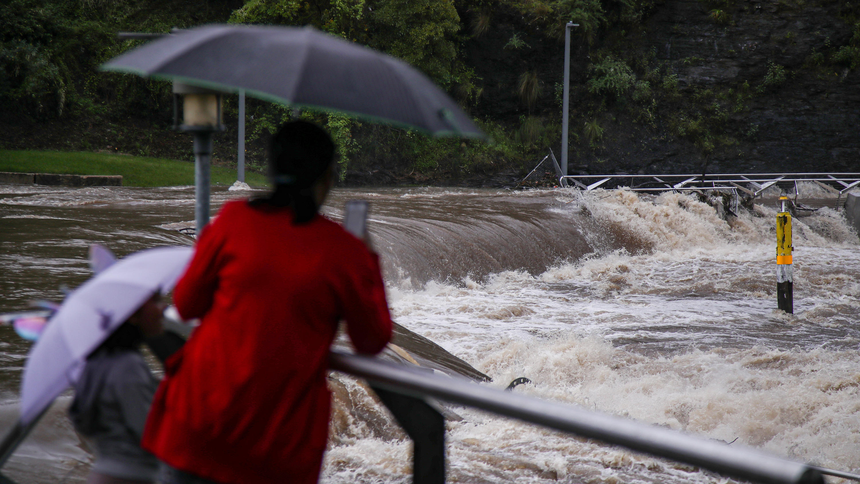 Jahrhundertfluten in Australien Australiens Südosten erlebt gerade die schwersten Regenfälle seit 50 Jahren.