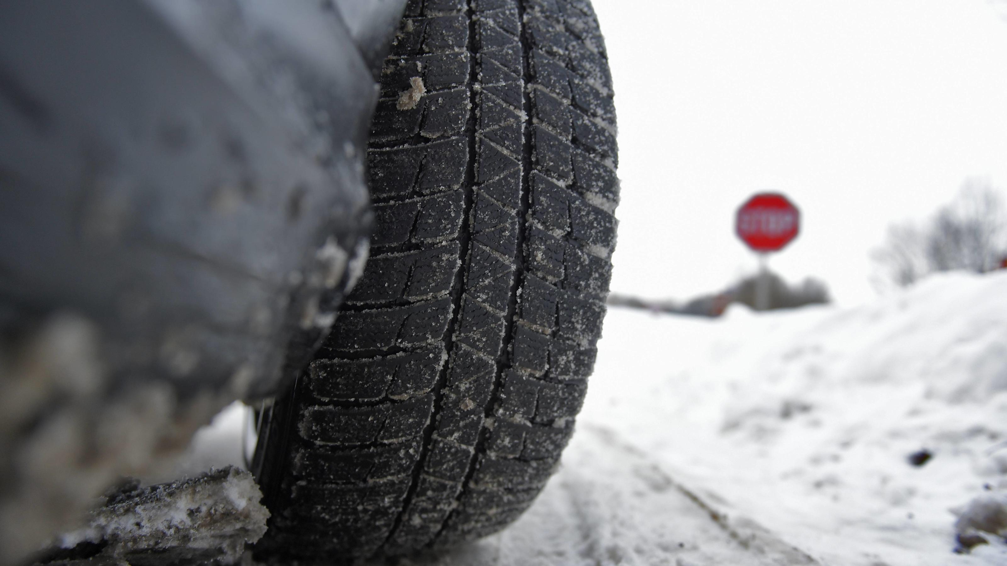 Warum Sie die 08.02.2015, Winterreifen im Winter, Winterreifenpflicht - zusammengepresster Schnee im Profil eines Winterreifens auf einem 3er BMW im Unterallgäu. 08.02.2015, WInterrreifen 08.02.2015, WInterrreifen
