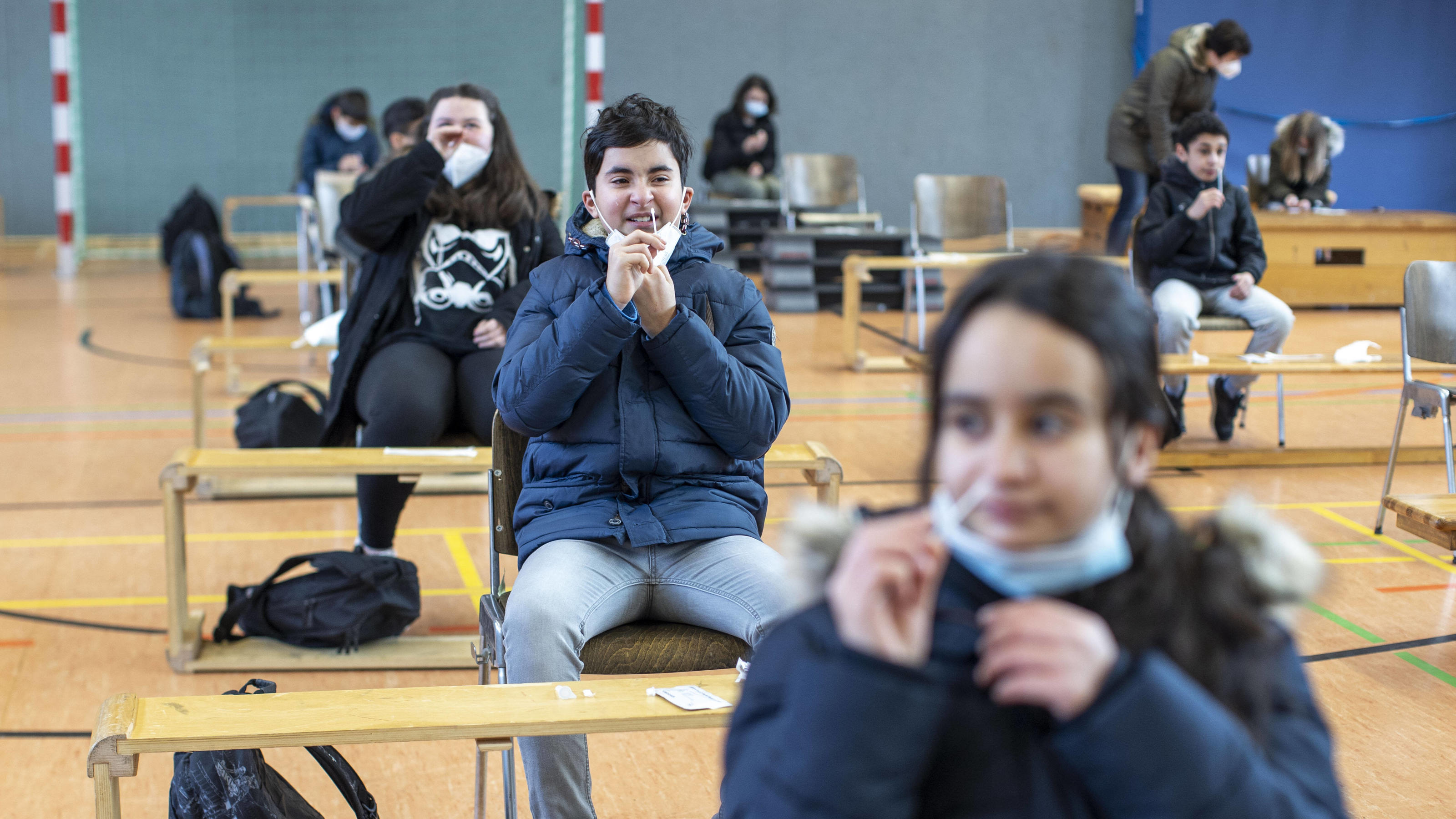 So geht's mit den Schulen nach den Ferien weiter Schulkinder machen Corona-Schnelltest vor dem Unterricht in der Turnhalle.