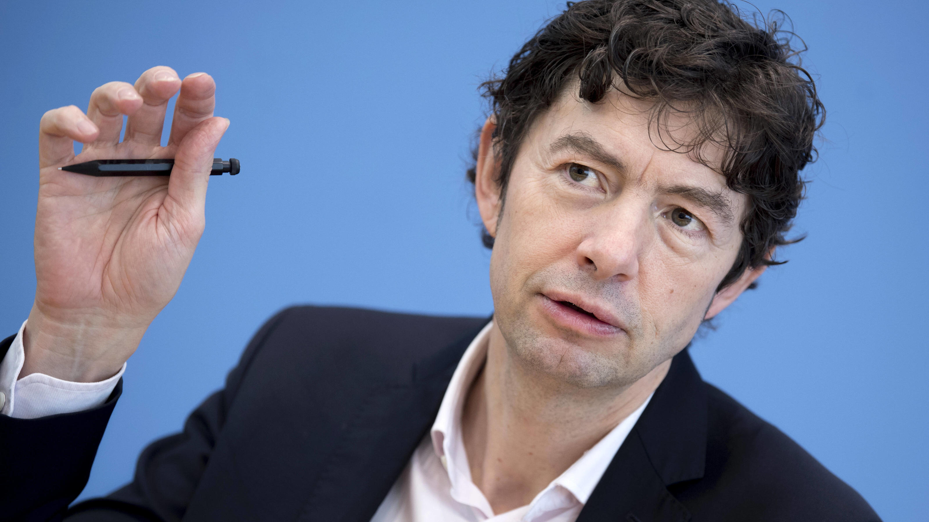 Virologe Drosten twittert Intensivbetten-Notruf Prof. Christian Drosten, Coronavirus DEU, Deutschland, Germany, Berlin, 02.03.2020 Prof. Christian Drosten, Direktor Institut fuer Virologie Charite Berlin, waehrend der Bundespressekonferenz zum Thema Unterrichtung des BMG zum Umgang mit dem Corona