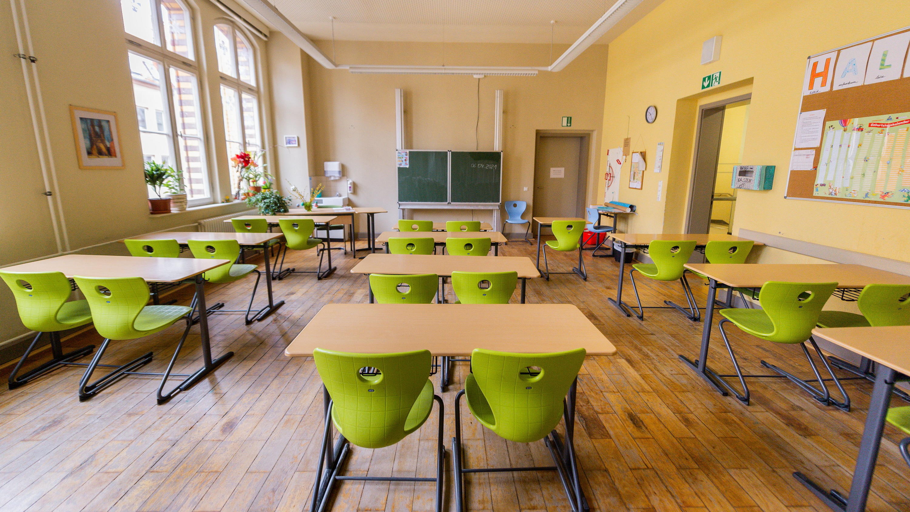Corona-Fälle bei Kindern beunruhigen RKI Leere Stühle in einem Klassenzimmer mit Blick auf die Tafel.