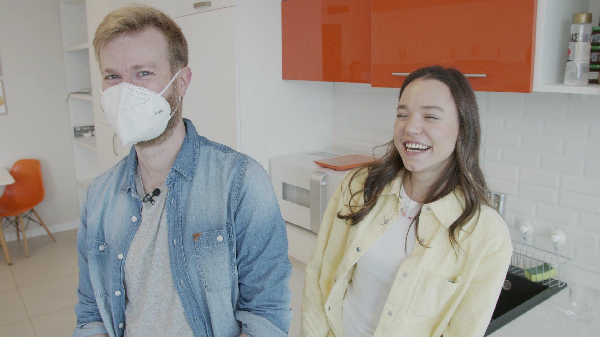 RTL-Reporter: So war mein Treffen mit der 14-fach Mutter in Georgien Reporter Dominique und Mutter Christina machen ein Foto während des Drehs.