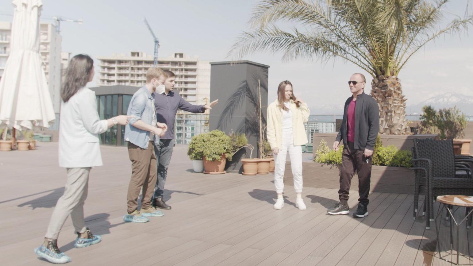 RTL-Reporter: So war mein Treffen mit der 14-fach Mutter in Georgien Christina, Galip und Dominique machen ein Foto auf der Dachterrasse des Hochhauses.