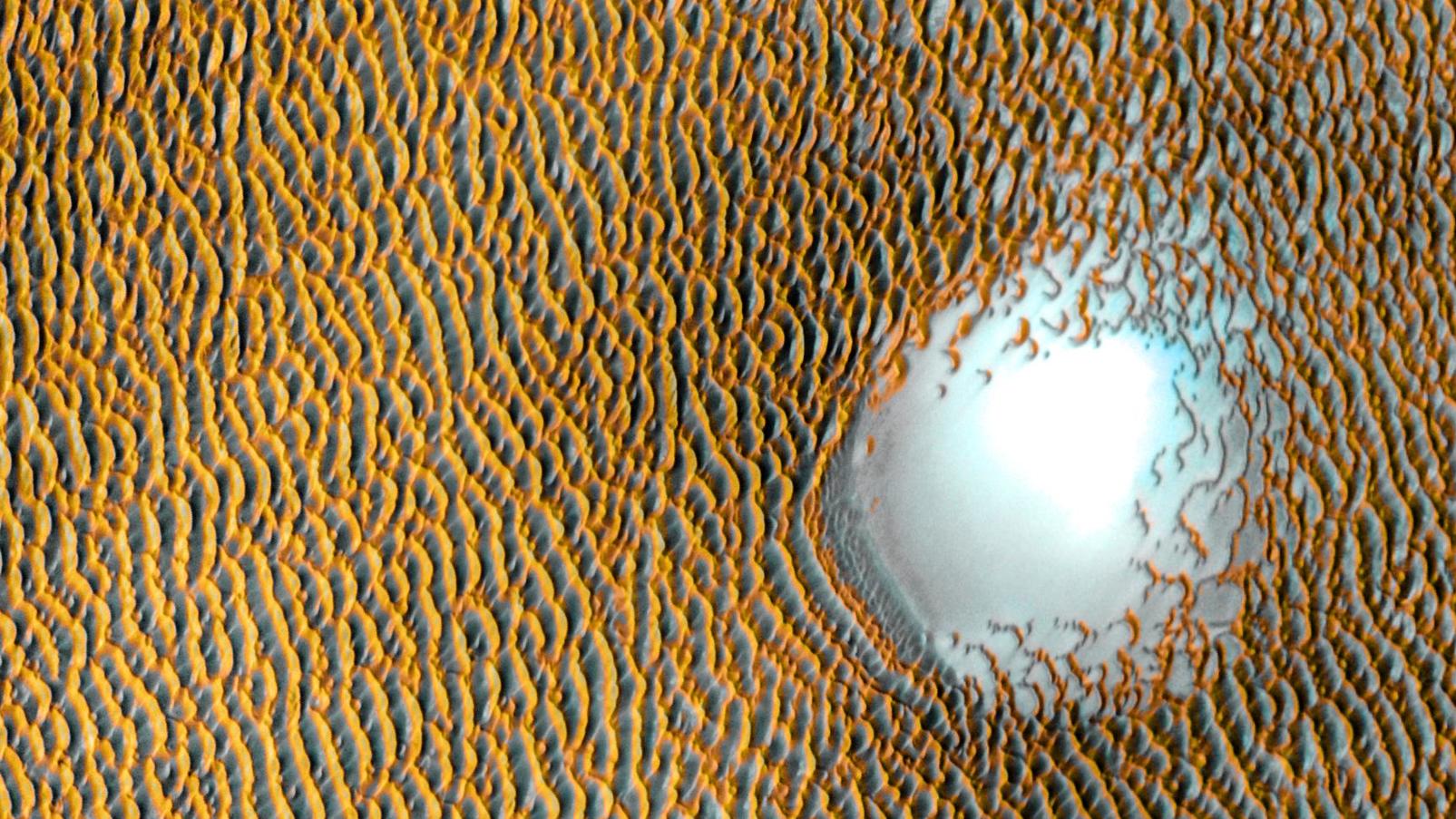 Nasa veröffentlicht unglaubliches Bild der blauen Dünen auf dem Mars Das Meer dunkler Dünen umgibt die nördliche Polkappe des Mars