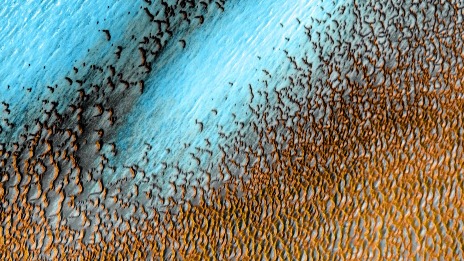 Nasa veröffentlicht unglaubliches Bild der blauen Dünen auf dem Mars Der Mars Odyssey Orbiter hat das Bild in den Jahren 2002 bis 2004 aufgenommen.