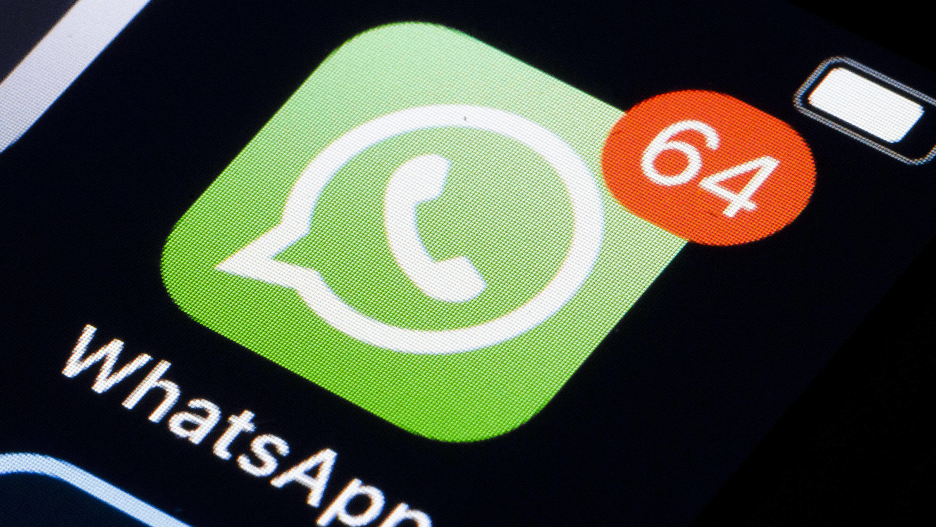 Mit dieser WhatsApp-Funktion erkennen Sie Phishing-Nachrichten Das Logo des Instant-Messaging-Dienstes WhatsApp mit 64 ungelesenen Nachrichten wird auf einem Smartphone angezeigt.