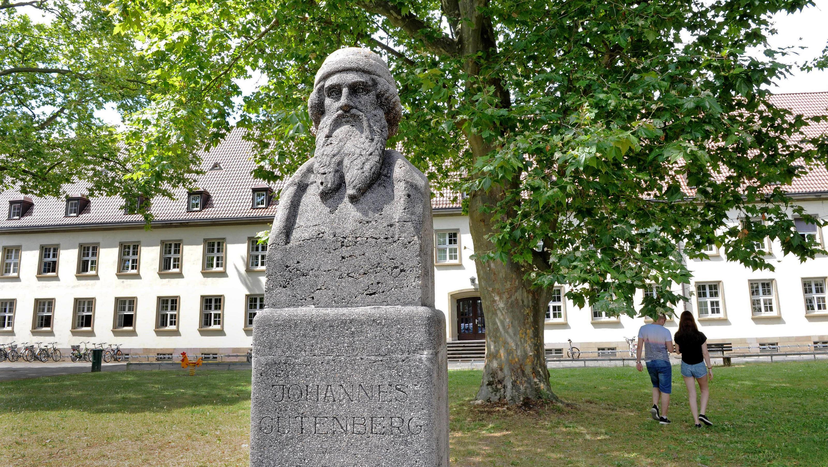 Was bedeutet das Bild bei Google heute? Alles rund um Johannes Gutenberg Denkmal für Johannes Gutenberg vor dem Gebäude der Evangelisch-Theologischen Fakultät der Johannes Gutenberg-Universität in Mainz.