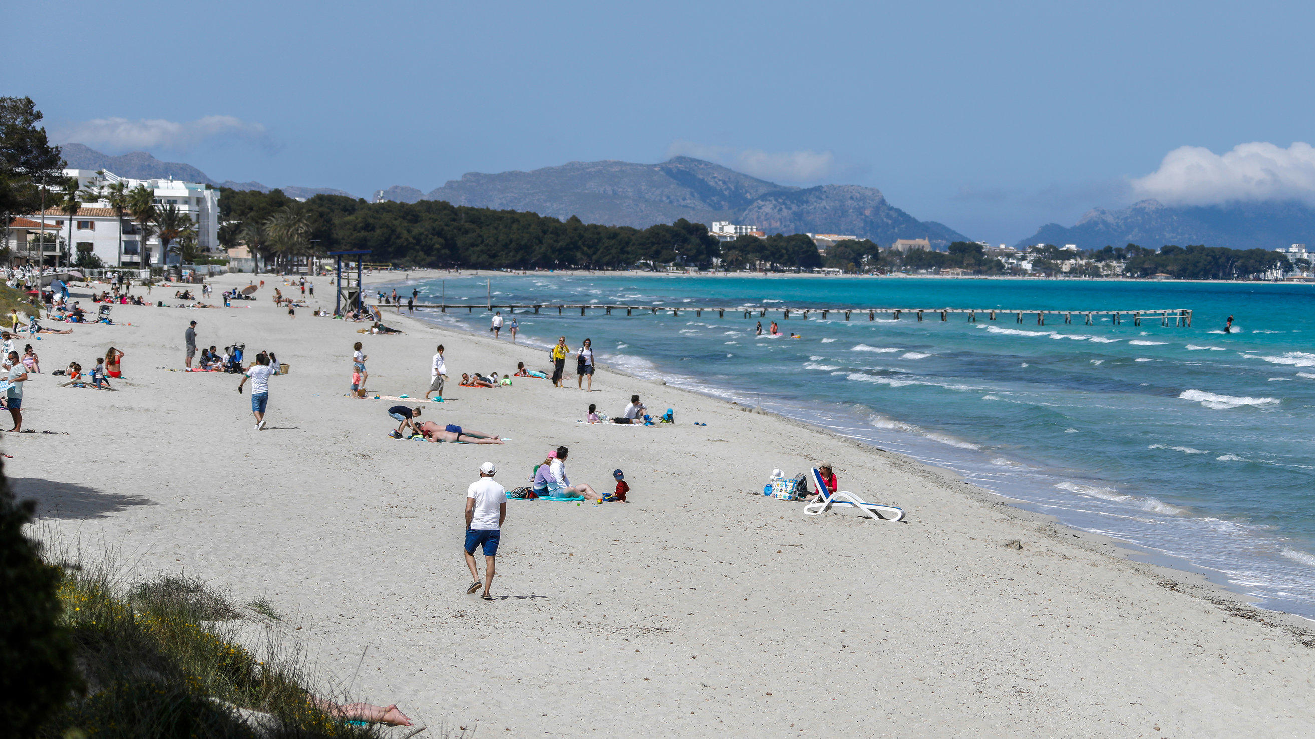 Corona-Mutation auf Mallorca: Wie gefährlich sind Reisen? ARCHIV - 02.04.2021, Spanien, Muro: Menschen verbringen ihre Freizeit am Strand von Mallorca. (zu dpa