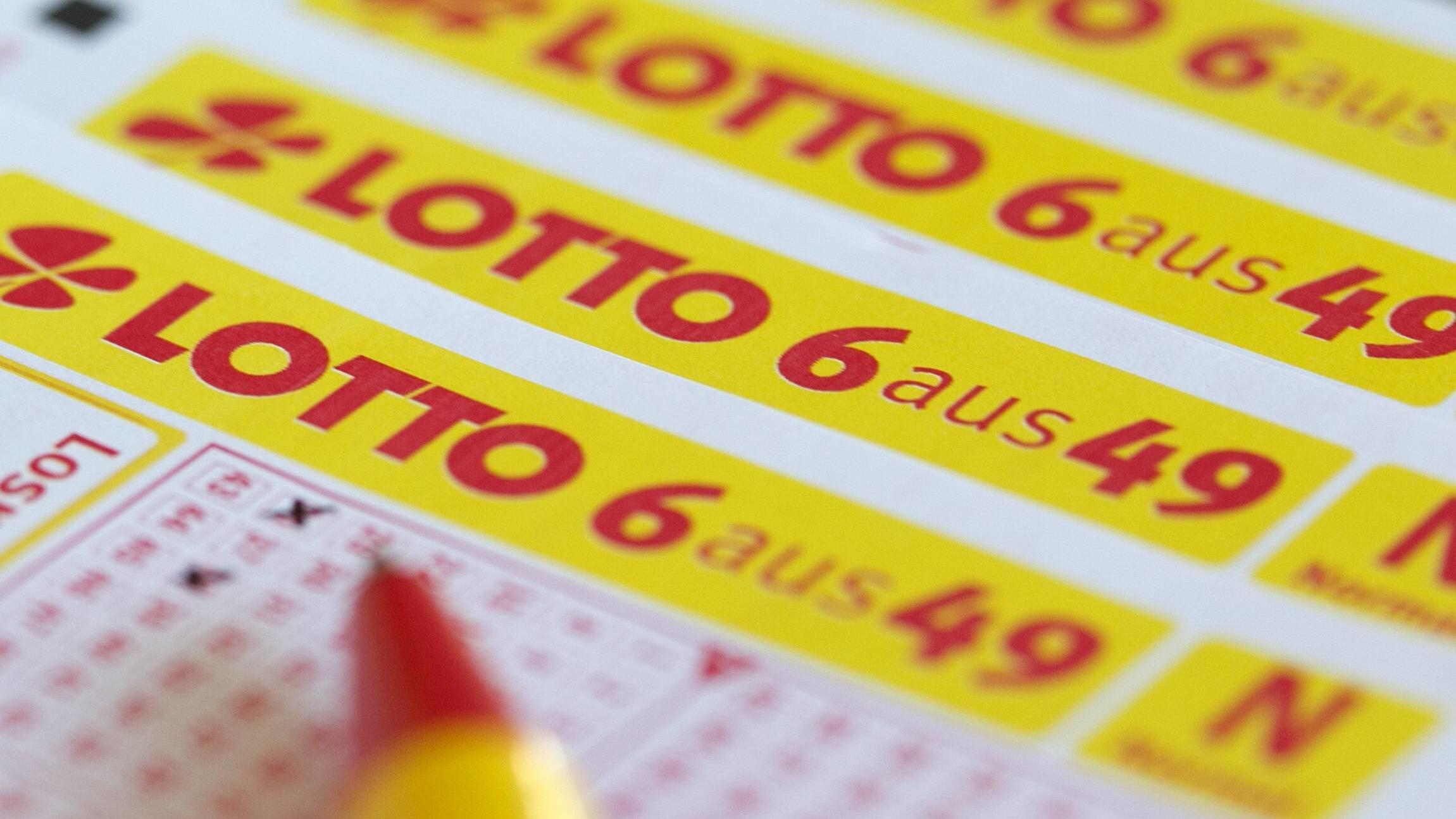 80-jähriger Brite vertippt sich beim Lottospielen und gewinnt 100.000 Pfund 80-jähriger Lottospieler tippt versehentlich andere Zahlen ein und gewinnt 100.000 Pfund.