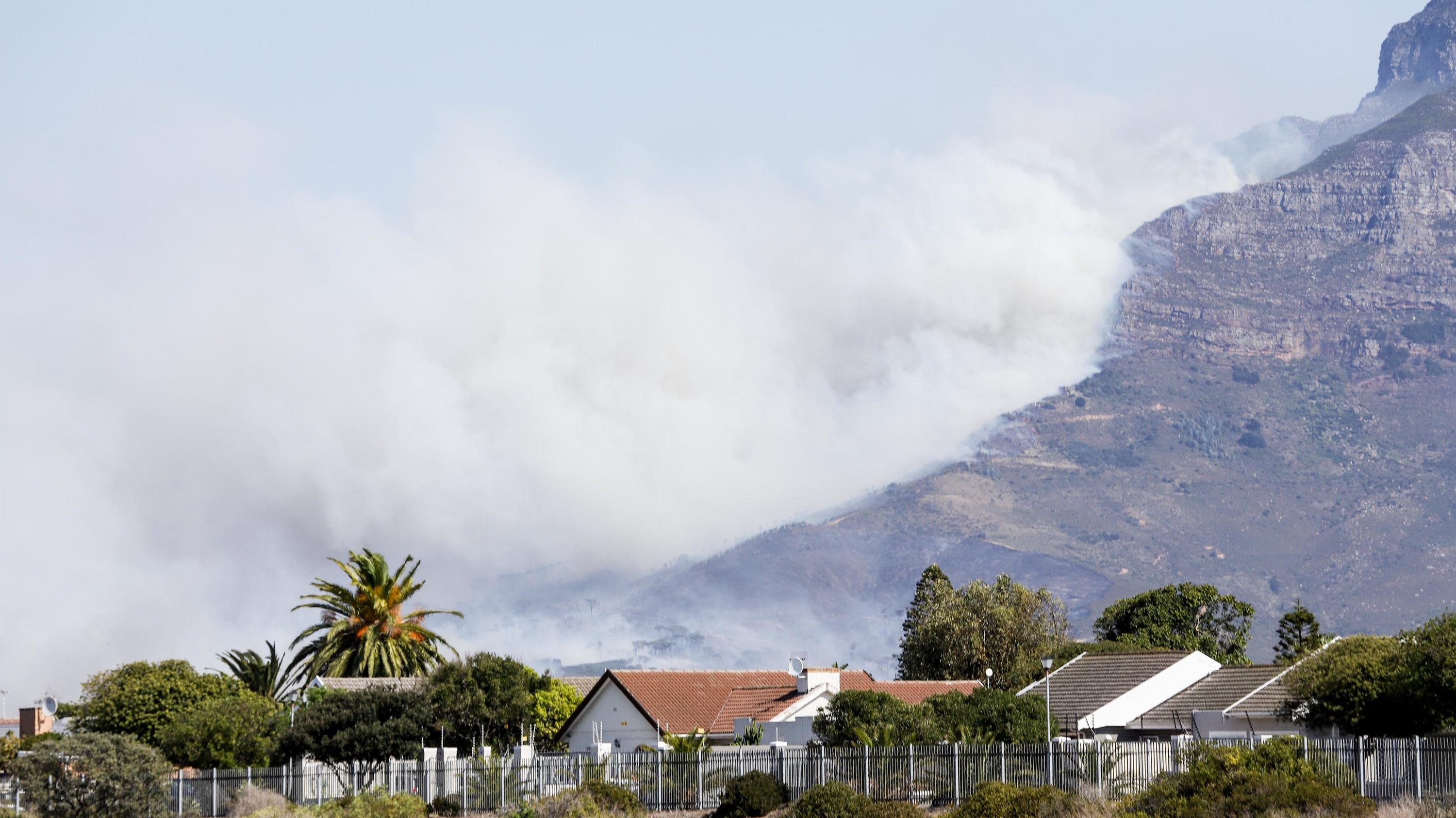 Kapstadt brennt! Teile des weltberühmten Tafelbergs zerstört Flammen zerstören Flächen des Tafelbergs in Kapstadt.