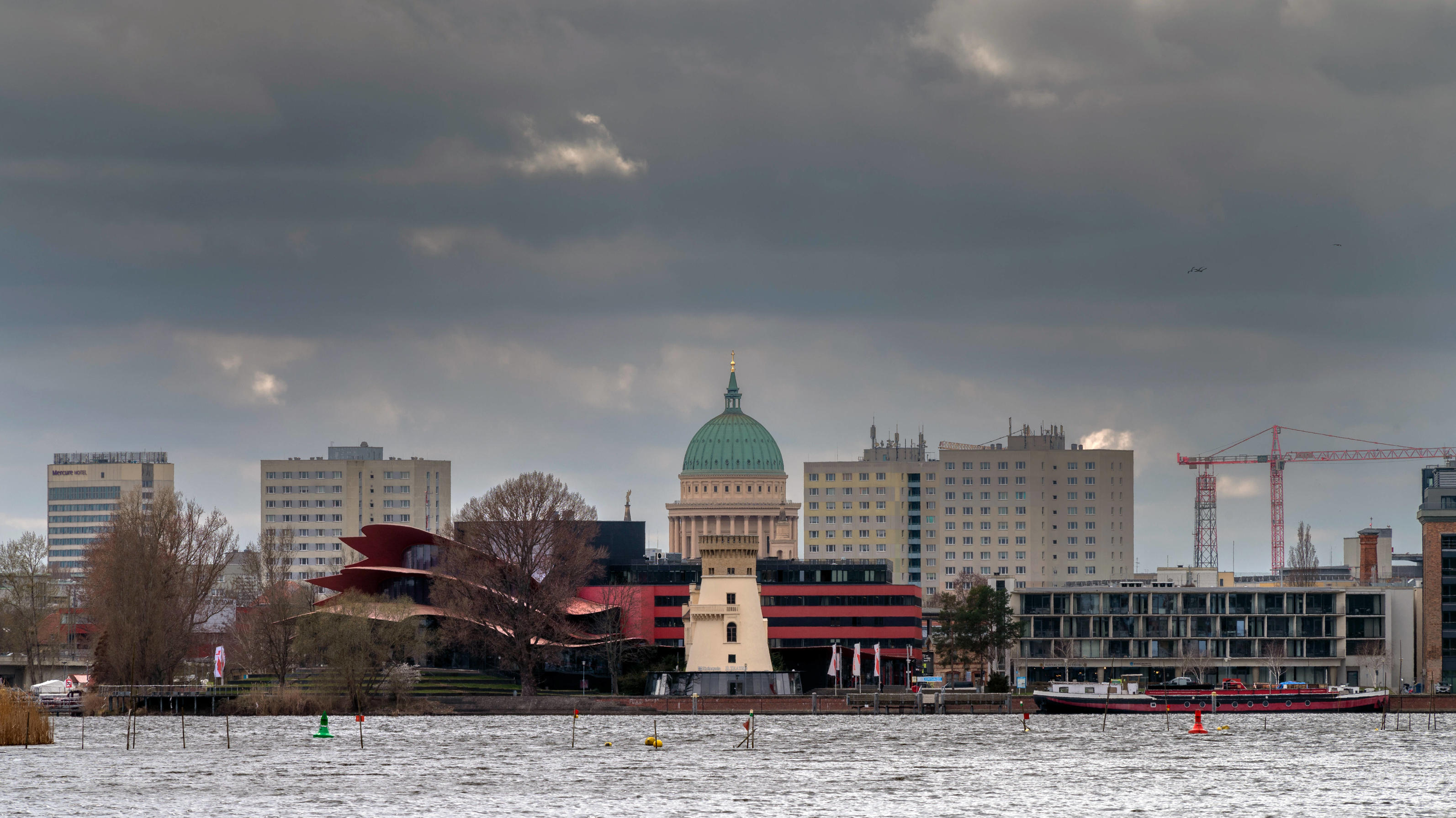 Wo ist die Wärme hin: Hat Russland uns den Frühsommer weggeschnappt? Kunst Tourismus Wetter Reisen 07.04.2021 Potsdam Landeshauptstadt Land Brandenburg Sturm Frühjahrsstürme über Potsdam vlnr Hotel Mercury DDR Architektur Hochhäuser Plattenbau Nikolaikirche Waveboard Apartments vorne Hans Otto Theater Zichorien Mühle