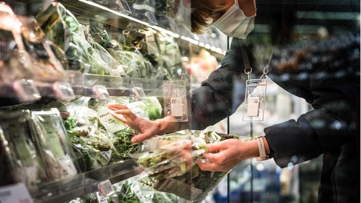 Niederländische Supermarktkette startet Experiment: Gesunde Produkte werden günstiger, ungesunde werden teurer Gesunde Lebensmittel werden in einer niederländischen Supermarktkette künftig auf Augenhöhe platziert.