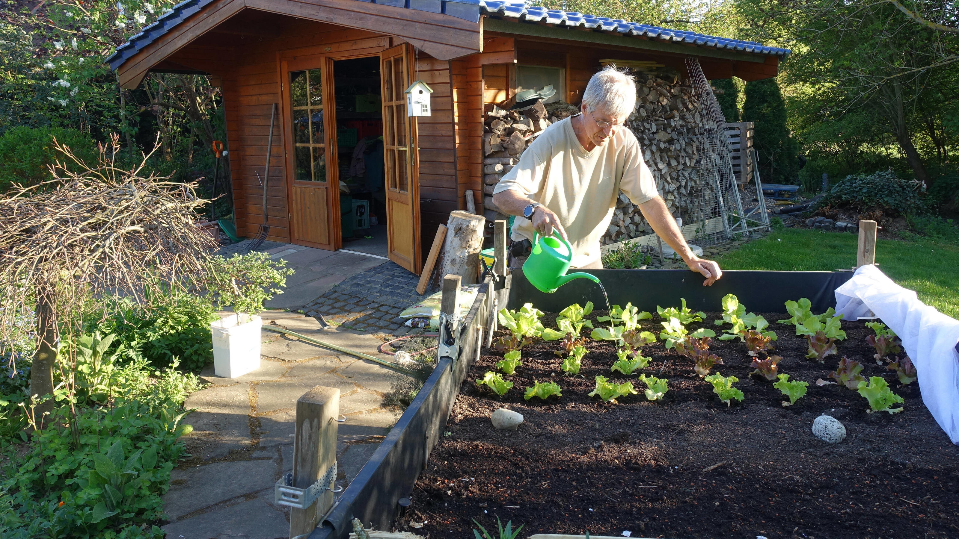 So gestalten Sie Ihren Garten klimafreundlich Recycling und eine klimafreundliche Gestaltung des Gartens sind wichtige Aspekte beim Gärtnern.