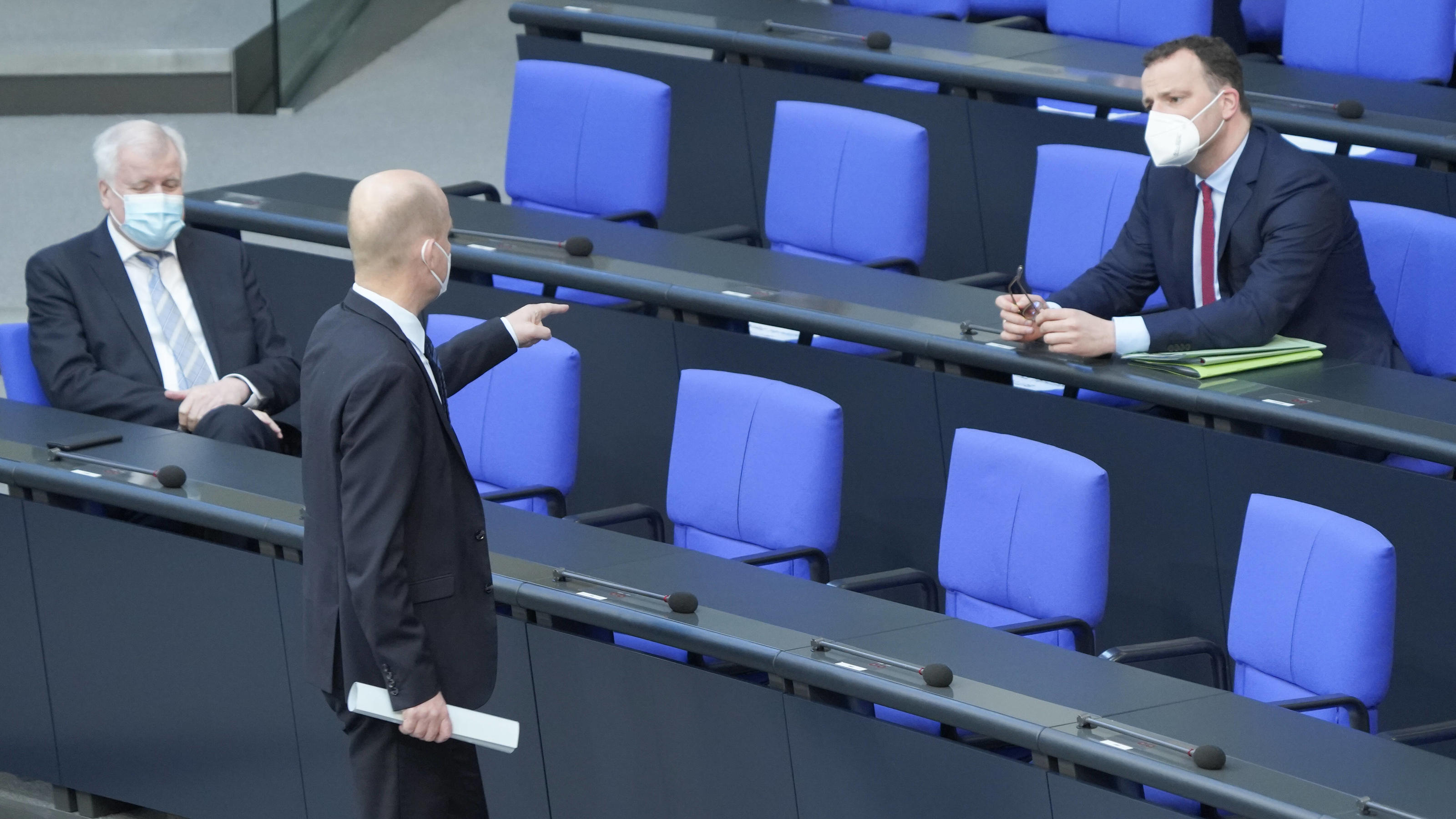 Bundestag hat Corona-Regeln beschlossen: Das steht im Gesetz zur Deutscher Bundestag, 223. Sitzung Plenum und Debatte Aktuell, 21.04.2021, Berlin, Ralph Brinkhaus im zeigt im Plenum auf Jens Spahn der auf der Regierungsbank sitzt mit Horst Seehofer bei der 223. Sitzung des Deutschen Bundestag in Berlin Berlin Ber