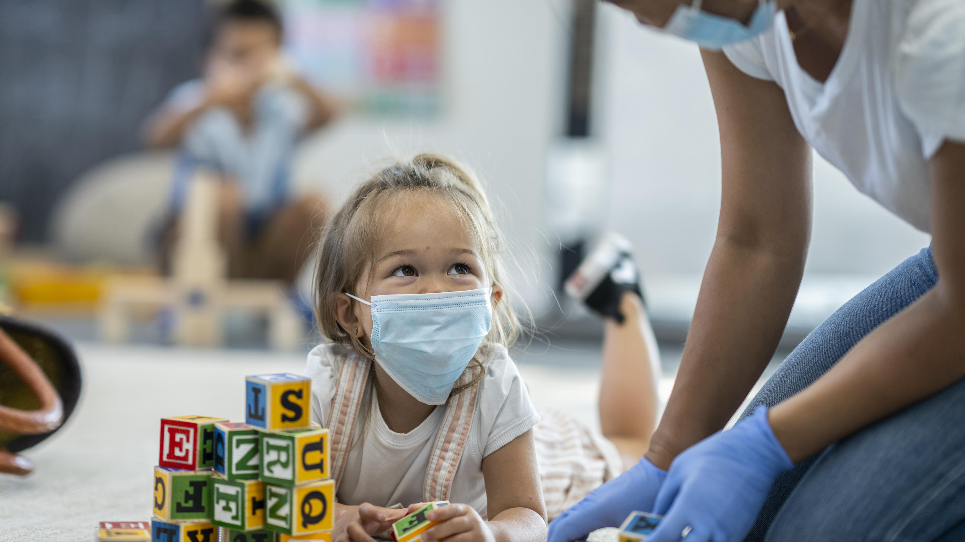 Berliner Kita sendet Hilferuf: Erzieher am Ende ihrer Kräfte Erzieherin spielt mit Kindern