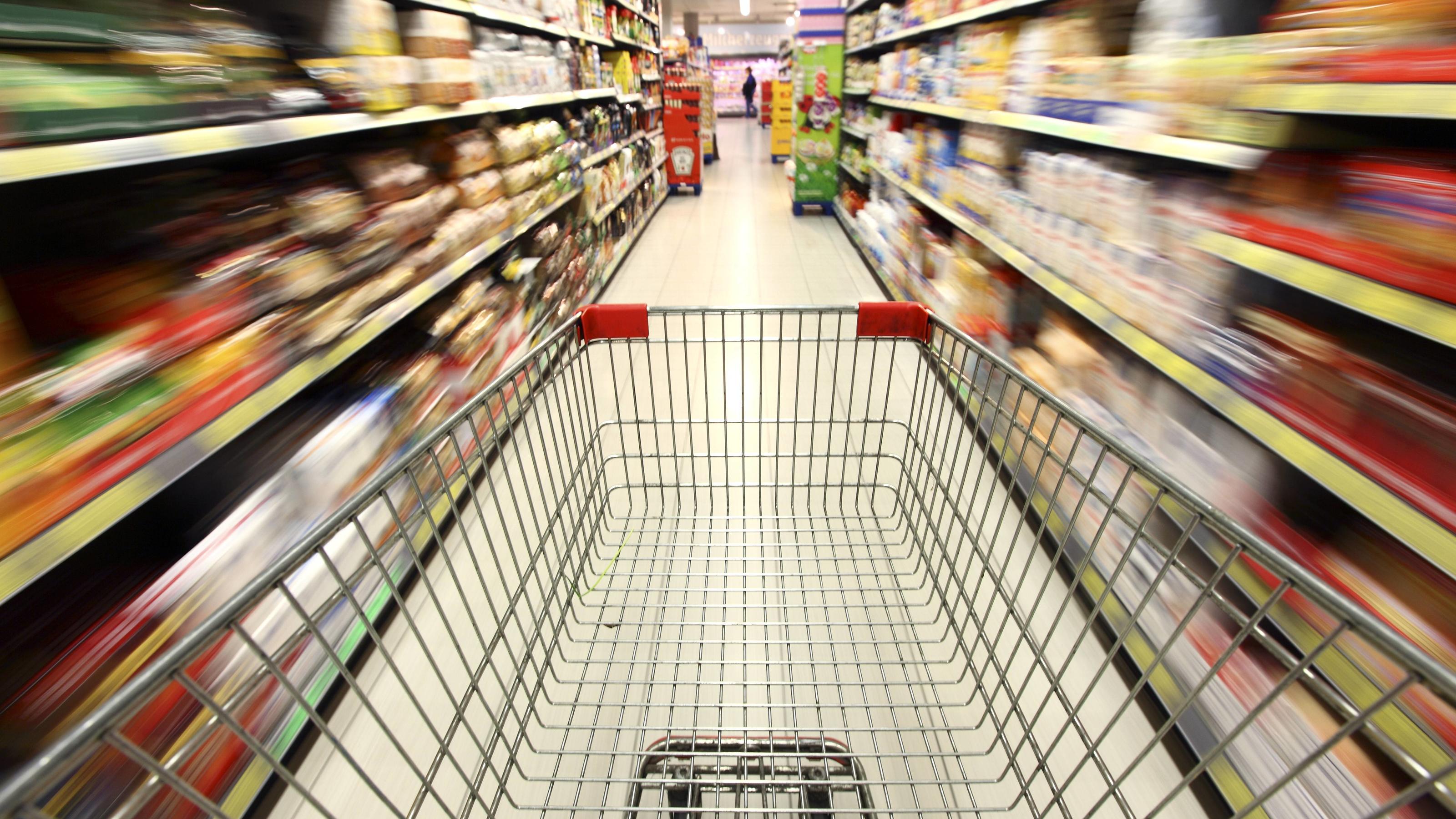 Preise im Supermarkt ziehen an - wie wir beim Einkaufen trotzdem sparen Einkaufswagen rast durch den Supermarkt