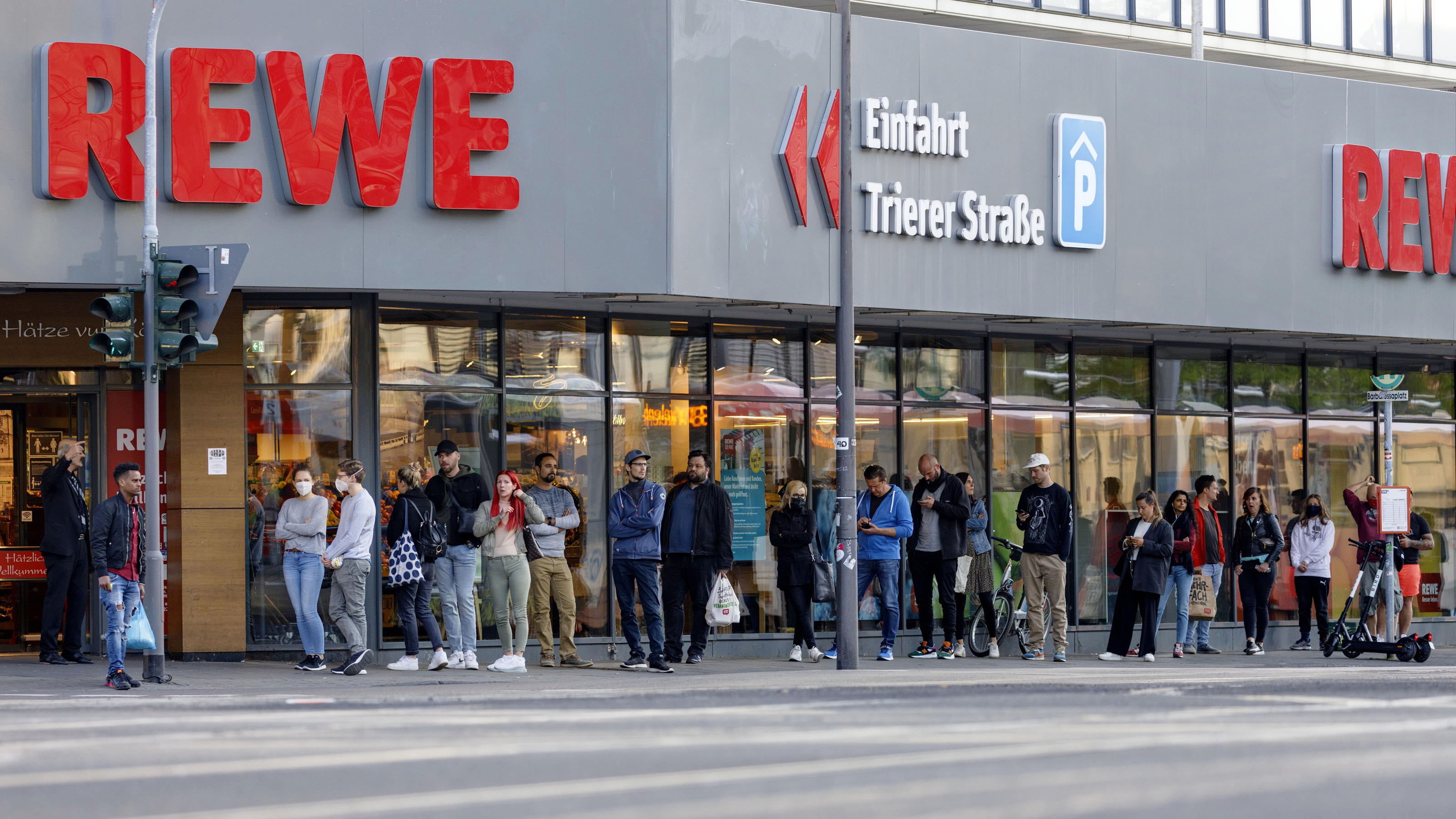Das sind die Folgen für Supermärkte und Geschäfte Warteschlange vor REWE-Filiale