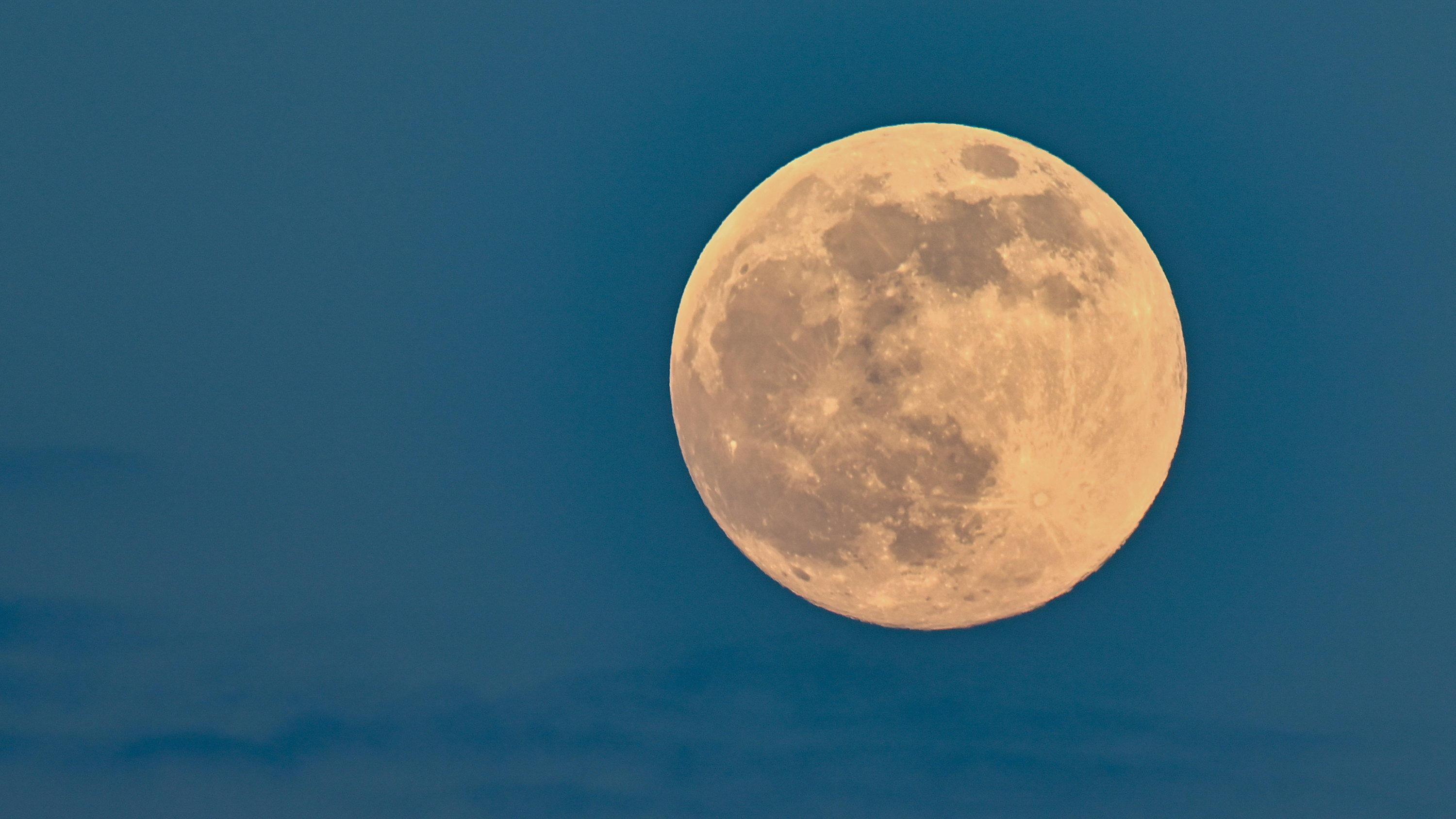 Eta-Aquariiden, Wonnemond und Merkur - ein Blick nach oben lohnt sich! Am 26. Mai gibt es einen Vollmond. Dieser ist gleichzeitig ein Supermond.