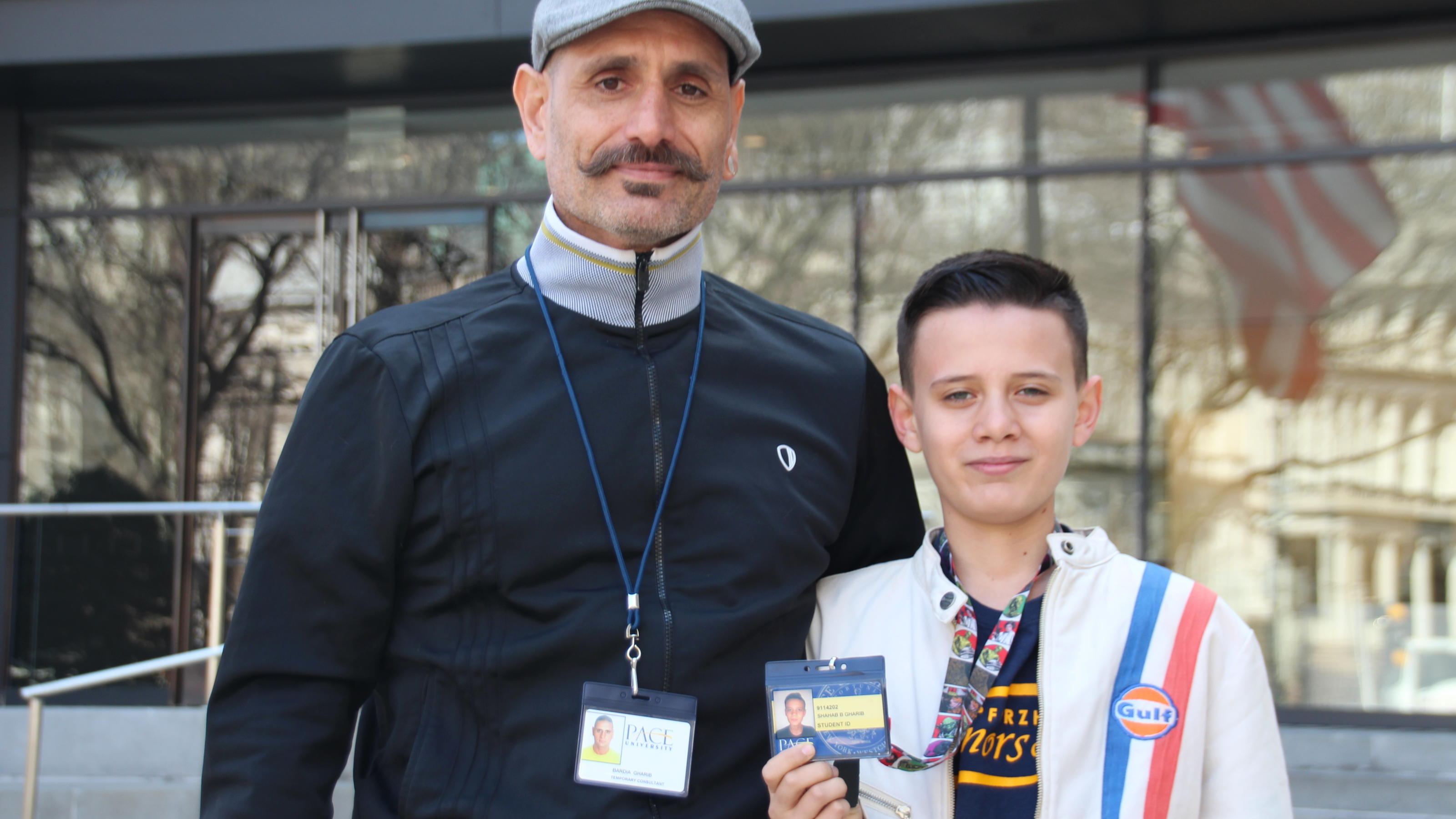 Mit nur 13 Jahren: Deutsches Wunderkind studiert an renommierter New Yorker Uni Stolz steht Bardia Gharib (l) mit seinem Sohn Shahab Gharib vor dem Eingang der Pace University.
