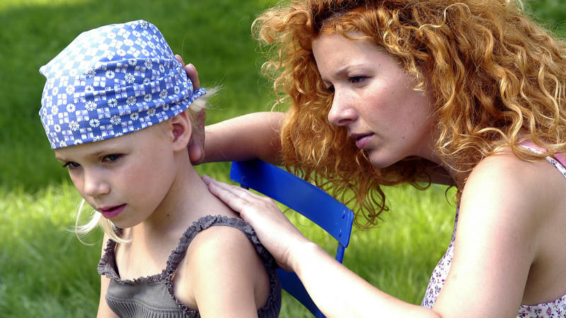 Gefährliche Zeckenbisse: So können Sie sich vor FSME und Borreliose schützen Eine Mutter sucht auf der Haut ihrer kleinen Tochter nach Zecken, aufgenommen 2005. Foto: Chiron Vaccines +++(c) dpa - Report+++