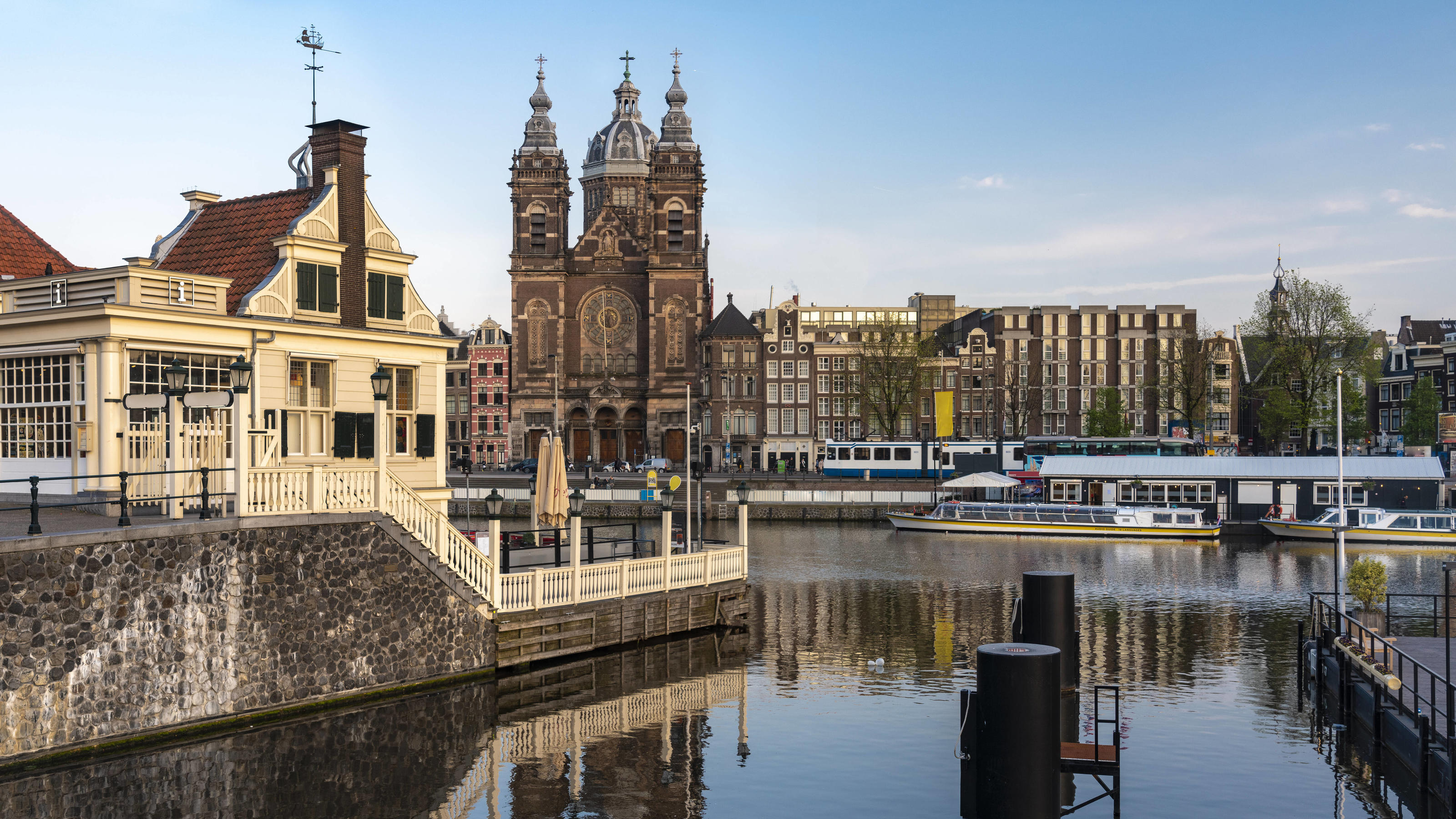 Was jetzt in welchem europäischen Land gilt Netherlands, North Holland, Amsterdam, City canal with Basilica of Saint Nicholas in background TAMF02638