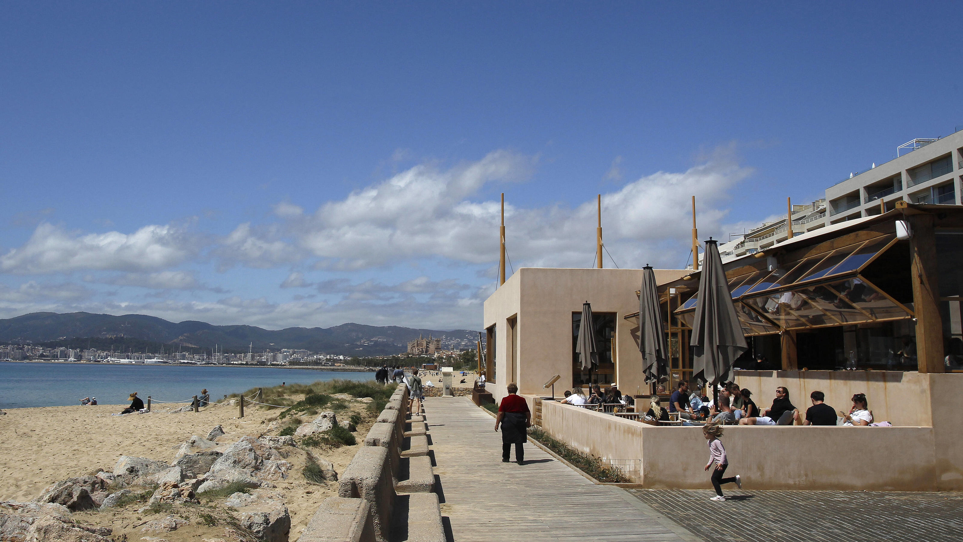 Was jetzt in welchem europäischen Land gilt Several people on the terrace of a bar, on April 11, 2021, in Mallorca, Balearic Islands Spain. This Sunday has begun the extension of the closure of the interior of bars and restaurants in Mallorca. The measure has been extended just when the restr