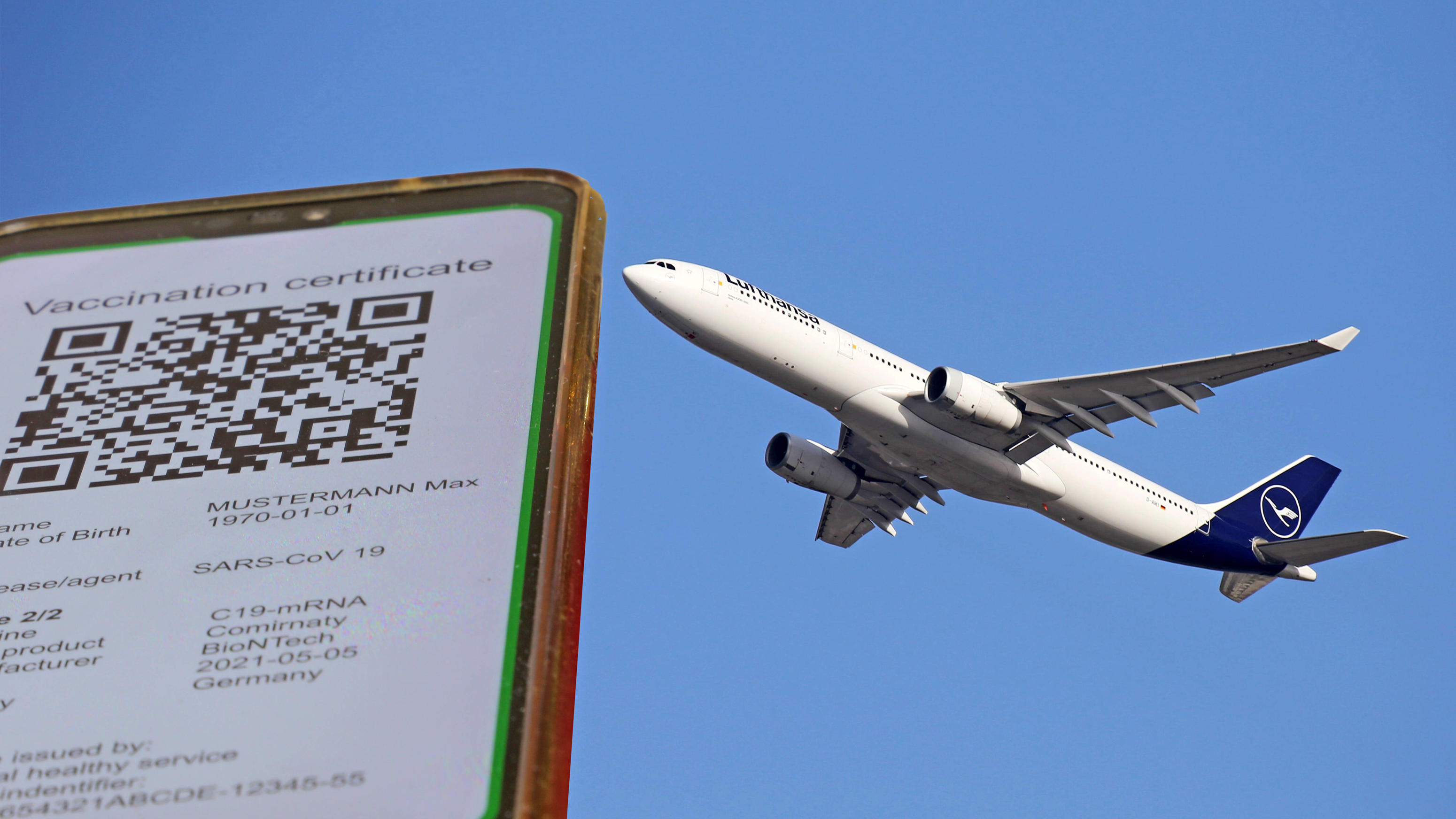 Grünes Impfzertifikat soll im Juni starten Symbolbild: Digitaler Grüner Pass und eine startende Lufthansal-Maschine *** Symbolic image of a digital green passport and a Lufthansal aircraft taking off Copyright: xx