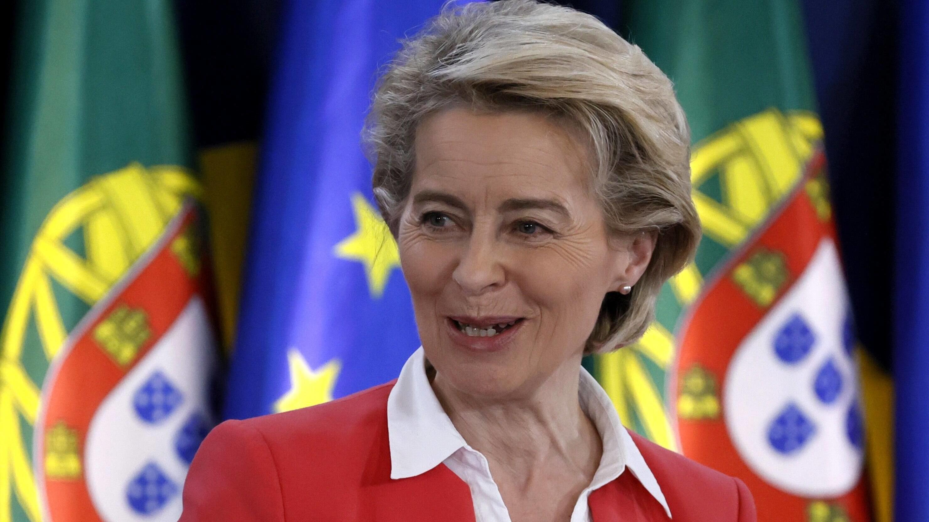 Grünes Impfzertifikat soll im Juni starten European Commission President Ursula von der Leyen gives a press conference after the European Council meeting during the 2nd day of the EU Social Summit at the Palacio de Cristal in Porto, Portugal, 08 May 2021. European Council meeting ACHTUNG: NU