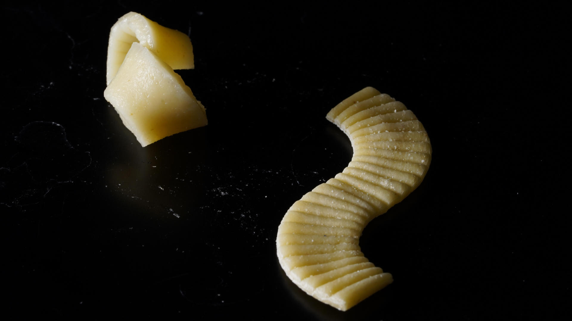 Platt wie eine Flunder: Was können Nudeln aus dem Labor? Eine Nudel wird im ungekochten (r) und gekochten Zustand gezeigt. Hierbei handelt es sich um eine Flache Nudel aus dem Forschungslabor, die sich beim Kochen zu in eine dreidimensionalen Form entfaltet hat.