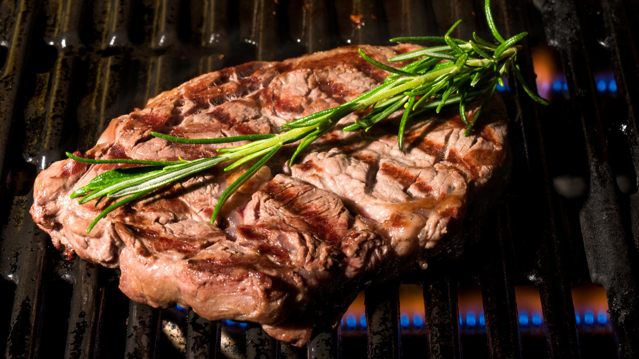 9 Gebote für den Gasgrill: So gelingt das BBQ ganz sicher Ribeye-Steak auf dem Gasgrill