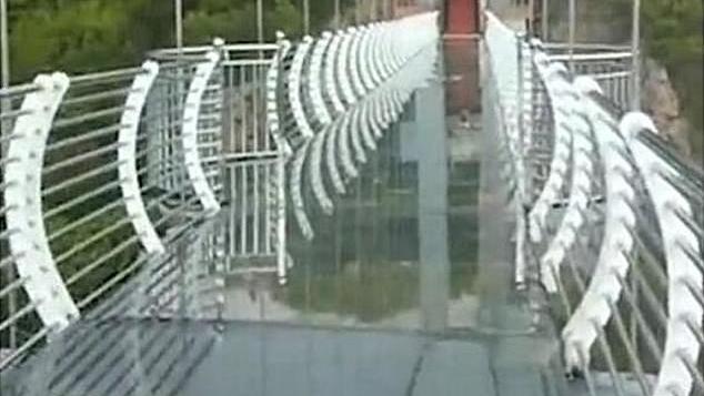 Sturm zerstört Glasbrücke: Tourist baumelt in 100 Metern Höhe über dem Abgrund So sieht die Brücke eigentlich aus: Die Glasplatten lassen die Touristen 100 Meter in die Tiefen blicken.