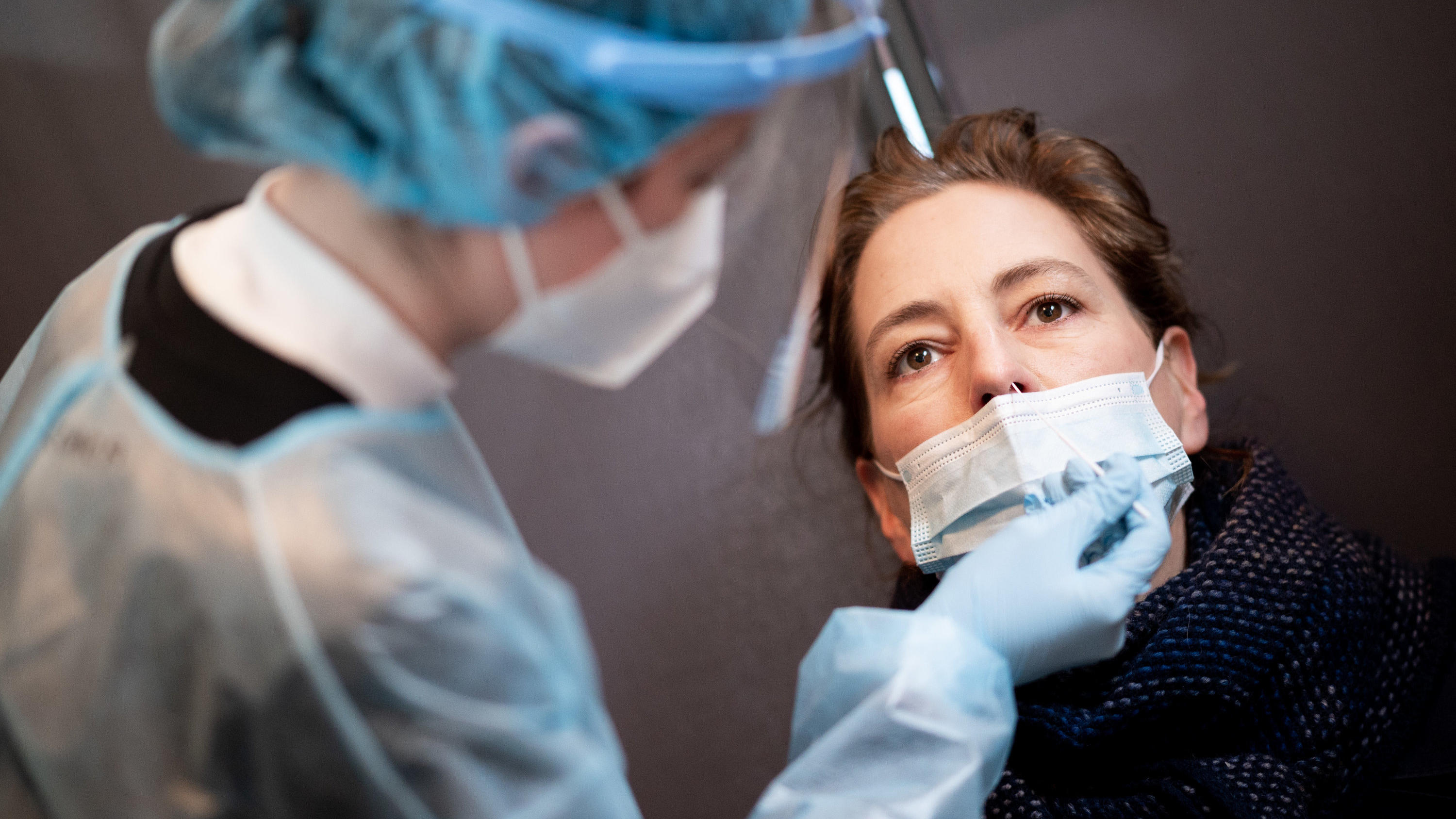 Die wichtigsten Änderungen im Oktober 2021 Eine Frau lässt sich in einem Corona-Schnelltest-Zentrum mit einem Nasenabstrich auf das Coronavirus testen. Foto: Daniel Reinhardt/dpa +++ dpa-Bildfunk +++