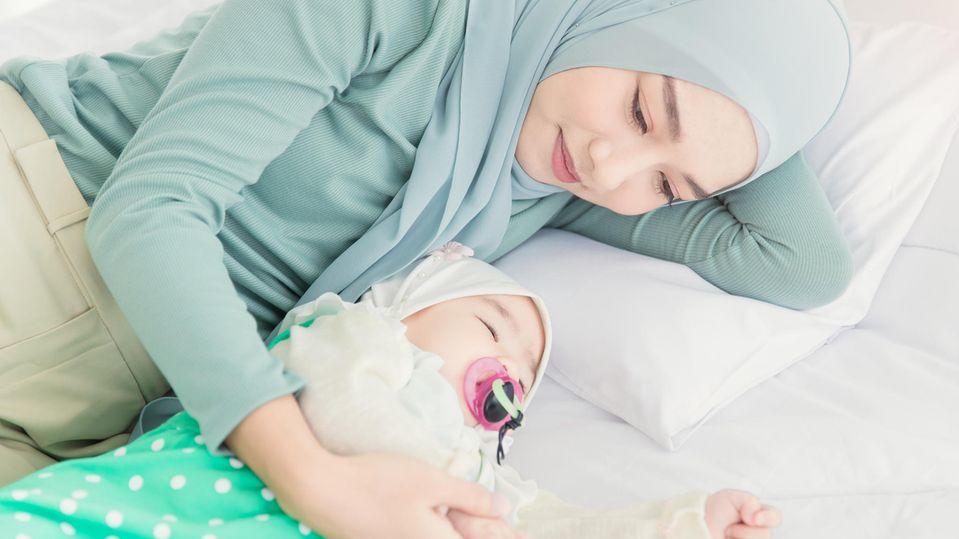 Corona-Wunder: Schwangere (27) musste vor Kaiserschnitt ins Koma versetzt werden Eine 27-jährige Britin darf nach künstlichem Koma endlich ihr Baby in den Armen halten.