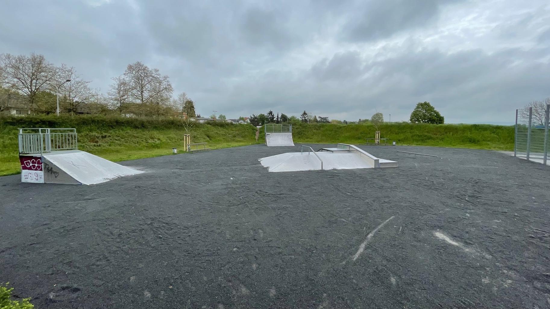 Skaterpark voller Rollsplitt freigeschaufelt Skaterpark vollständig mit Rollsplitt zugedeckt.